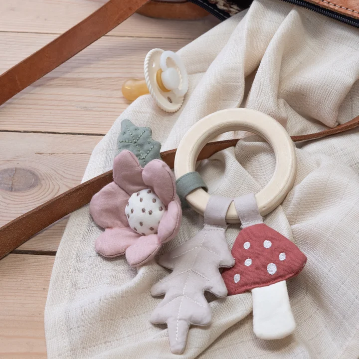 Sebra - Rassel aus Bio-Baumwolle, Blatt / Pilz / Blume, beige
