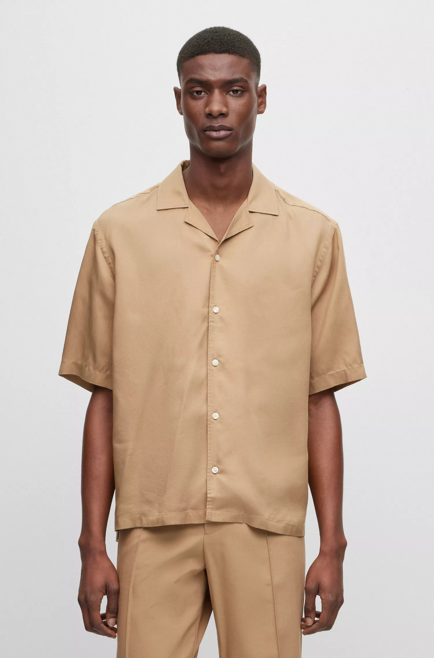 Camisa BOSS preta de manga curta com modelagem regular e gola aberta.