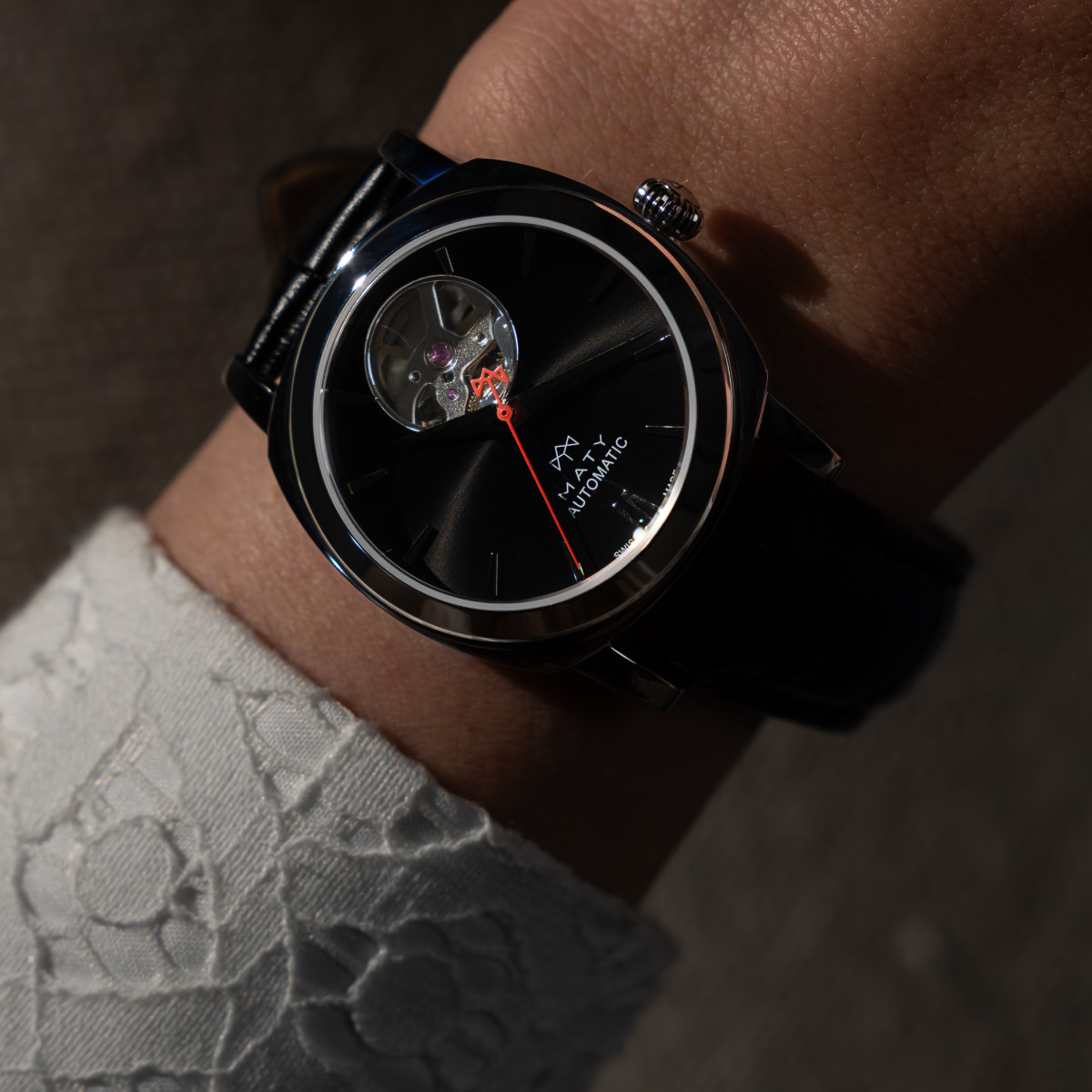 Montre MATY GM automatique cadran noir bracelet cuir noir