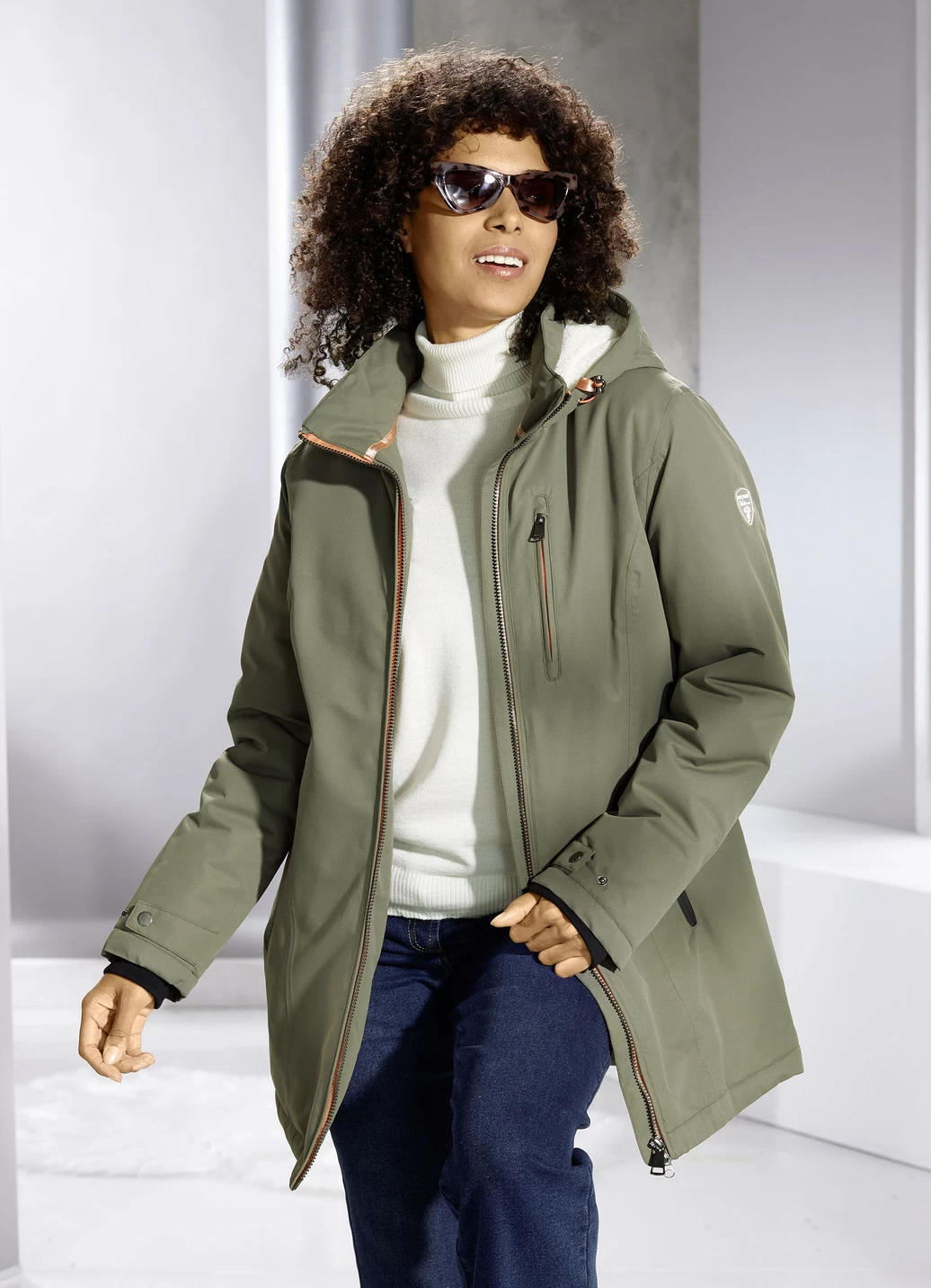 Funktionsjacke mit fester Kapuze