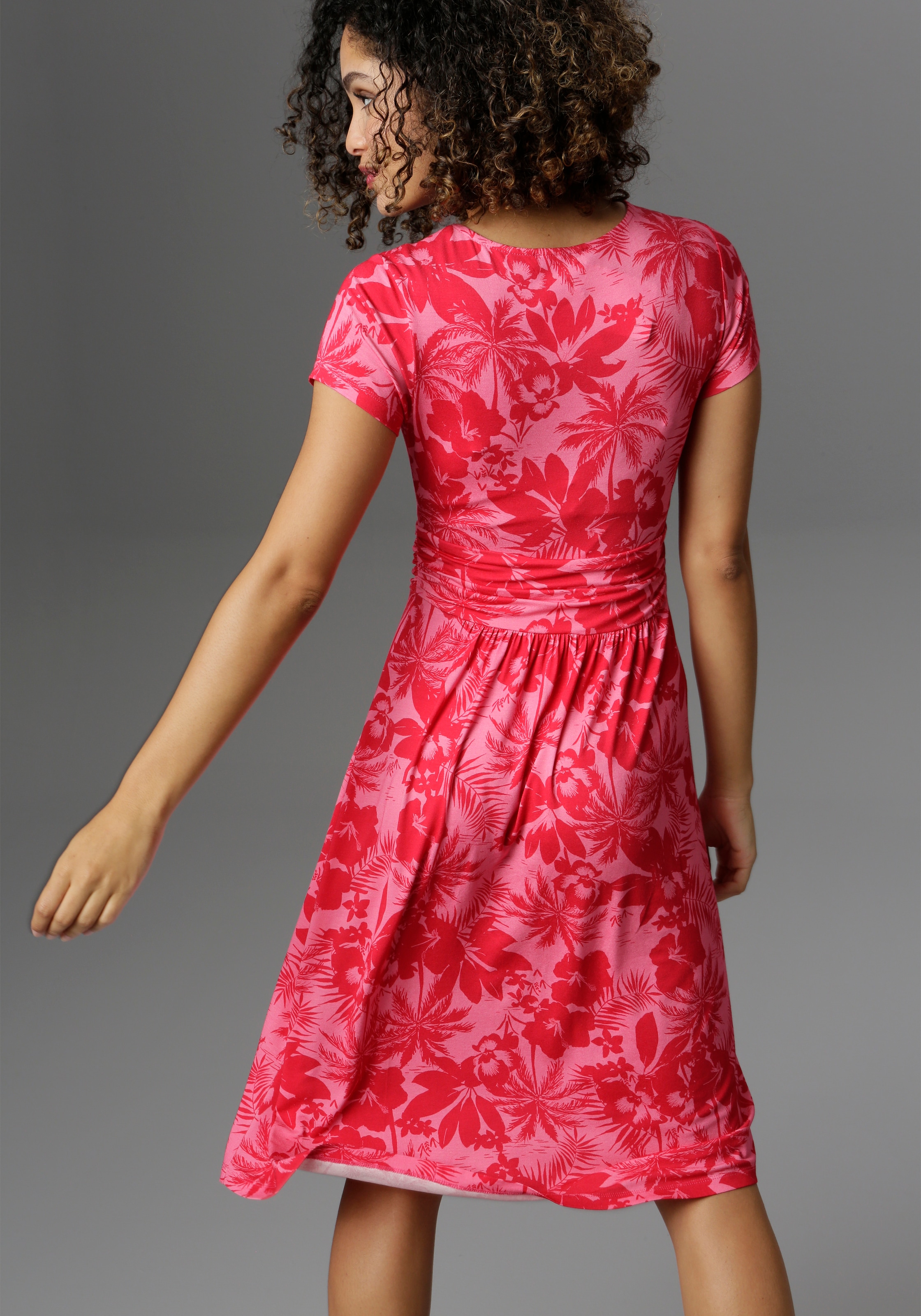Aniston SELECTED Sommerkleid mit Palmen und Blüten in Knallfarbe