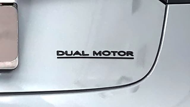 #34:Dual Motor#34: logo i mat sort