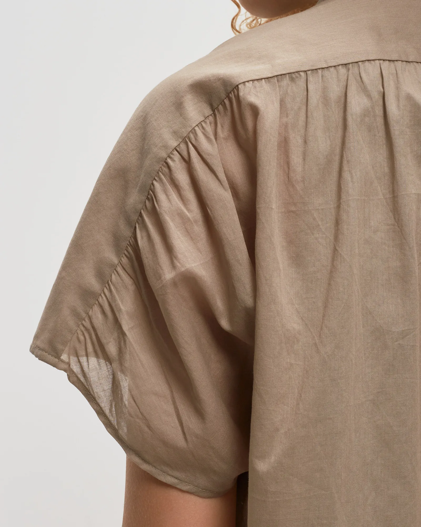 CLOSED GATHERED SHIRT