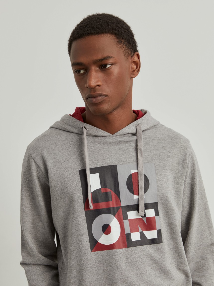 Sweater com estampado e capuz