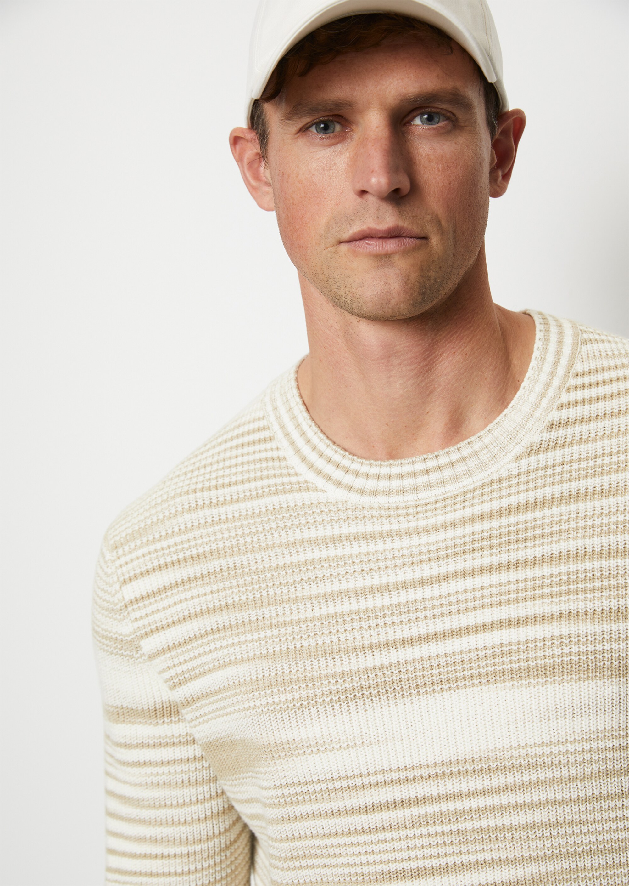 Pullover regular mit unregelmäßigen Bi-Color-Streifen