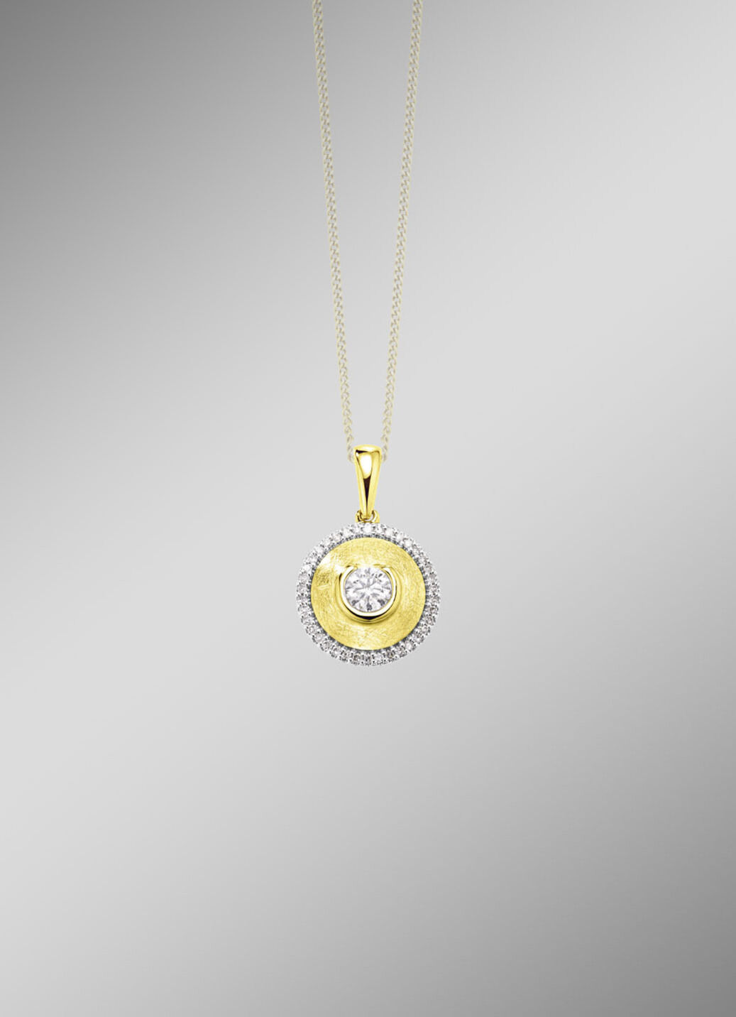 Stilvoller Anhänger mit Brillant und Diamanten