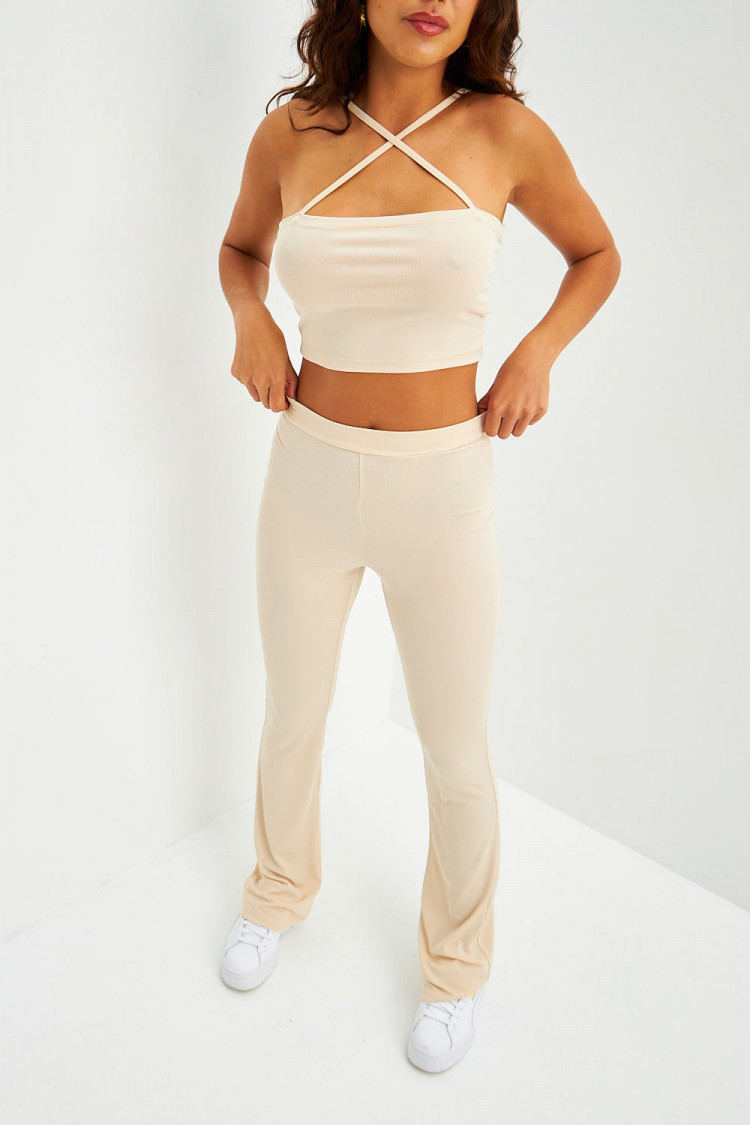 Ensemble crop top à bretelles + pantalon évasé côtelé écru