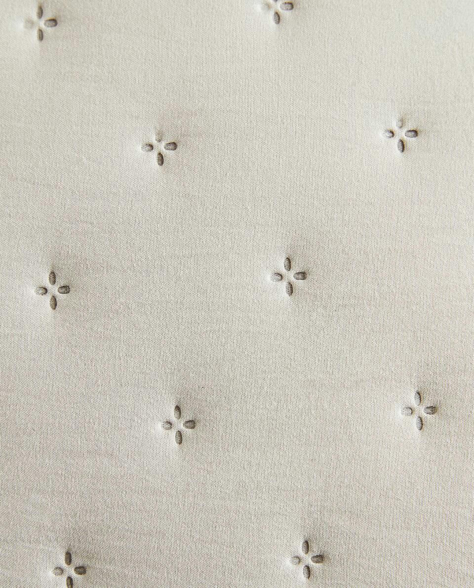 CAPA DE ALMOFADA ACOLCHOADA COM BOLINHAS