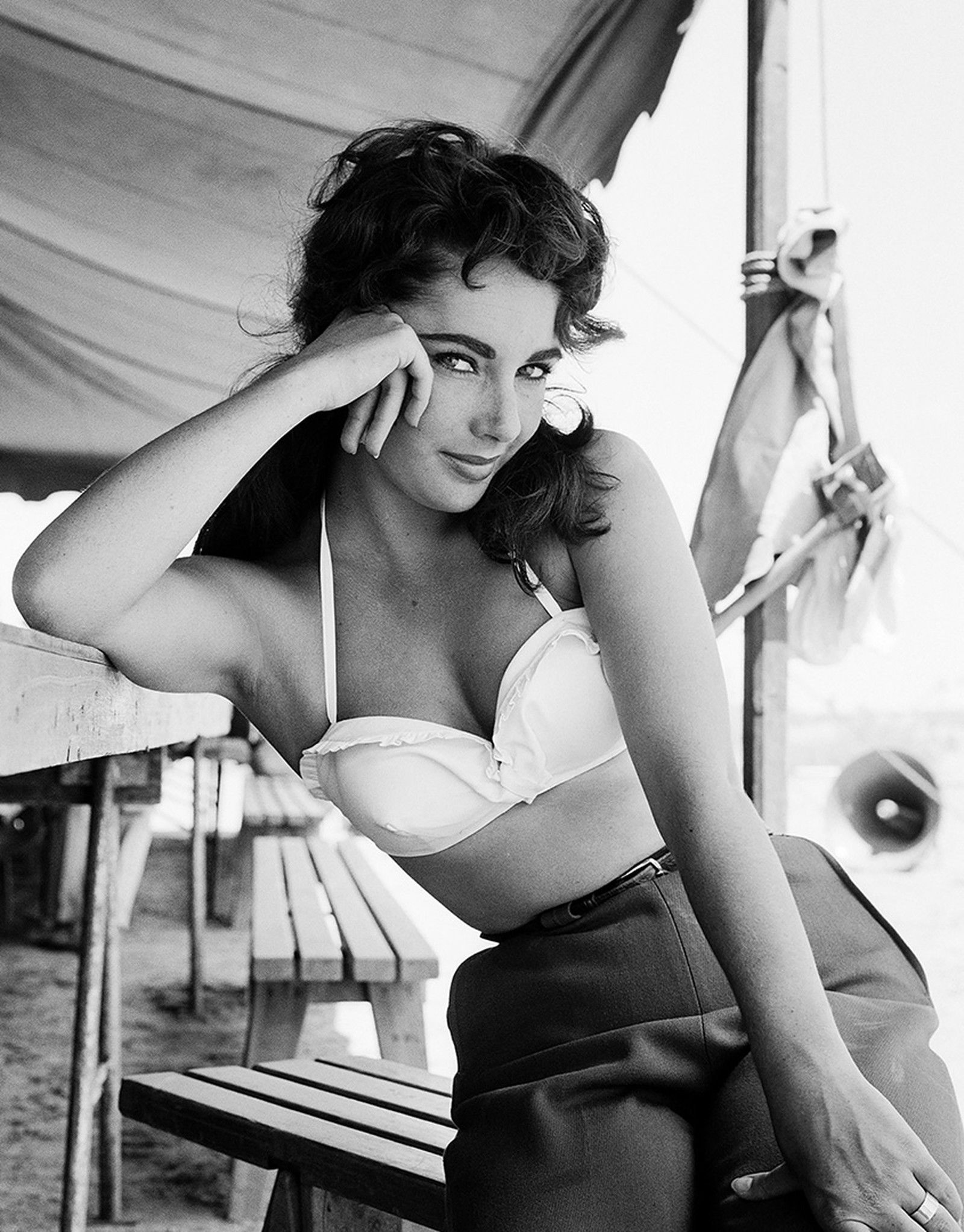Elizabeth Taylor III by Frank Worth by Classic Collection I - Darlings - Small Limited Edition. 30x40.