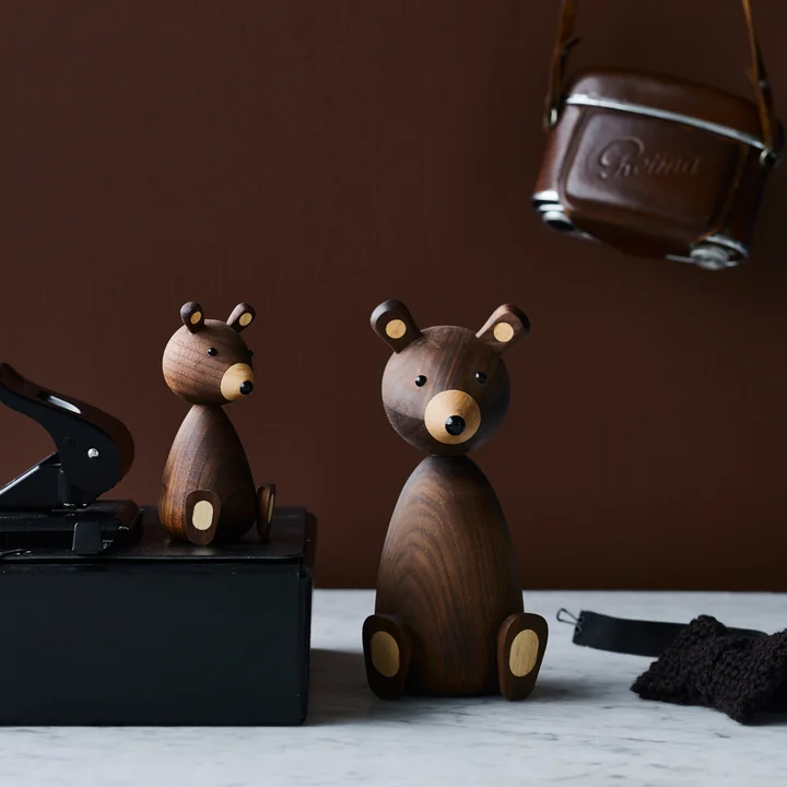 Lucie Kaas - Baby Bär Holzfigur, H 11 cm / Walnuss