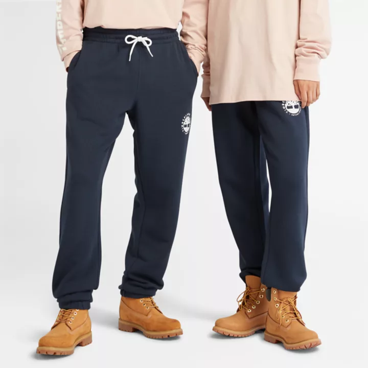 Calça de moletom unissex com logo Refibra na cor azul marinho.