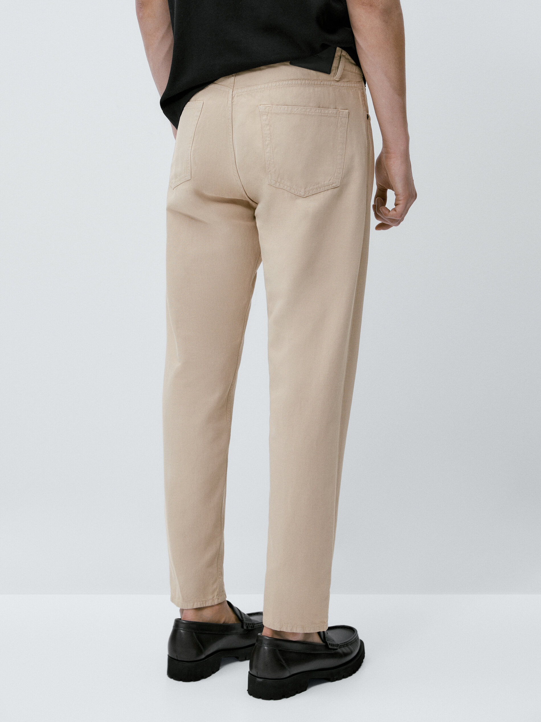 Calça vaquero com corte afunilado - BEGE