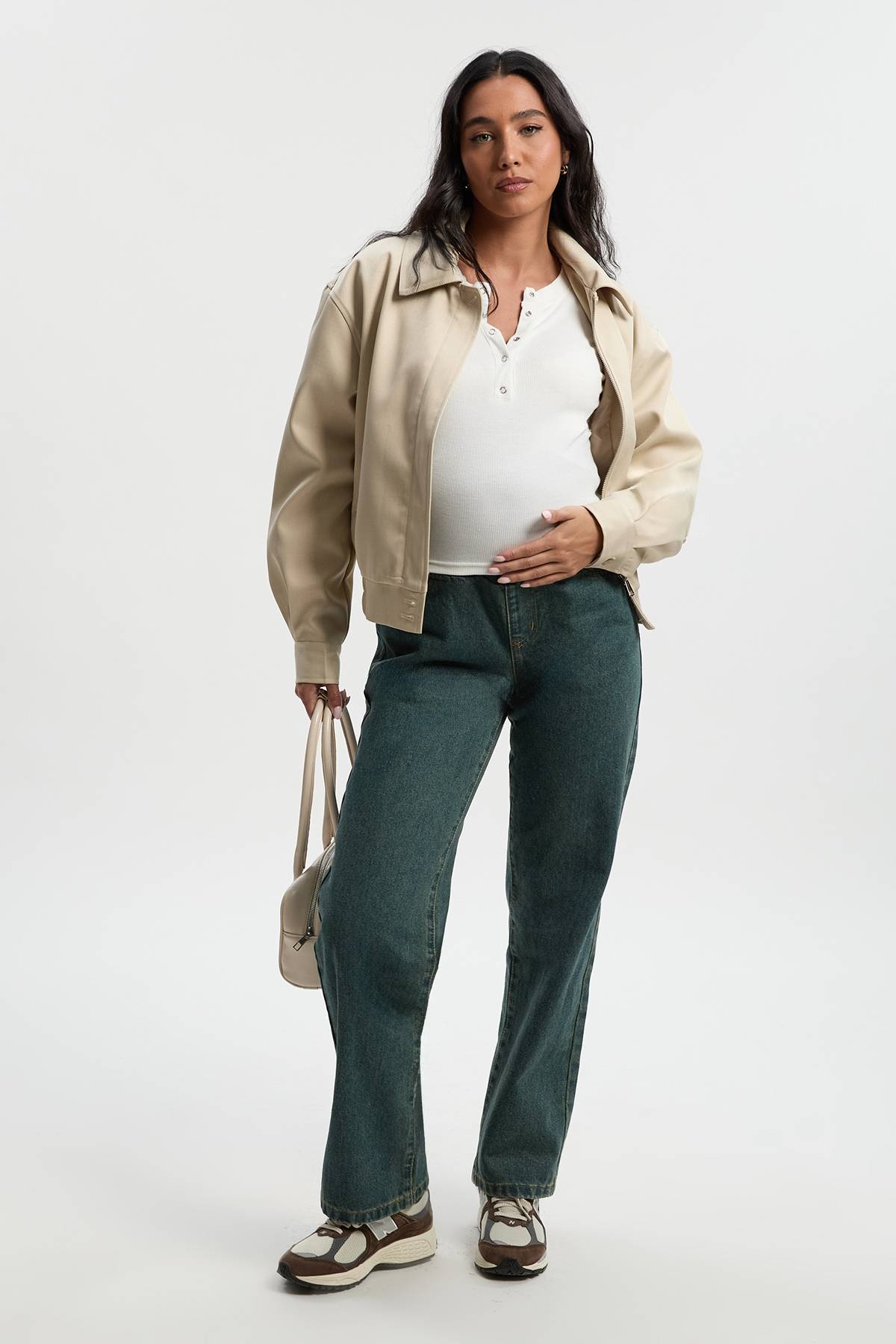 boohoo Jeans de maternité à jambes droites portés par-dessus le ventre