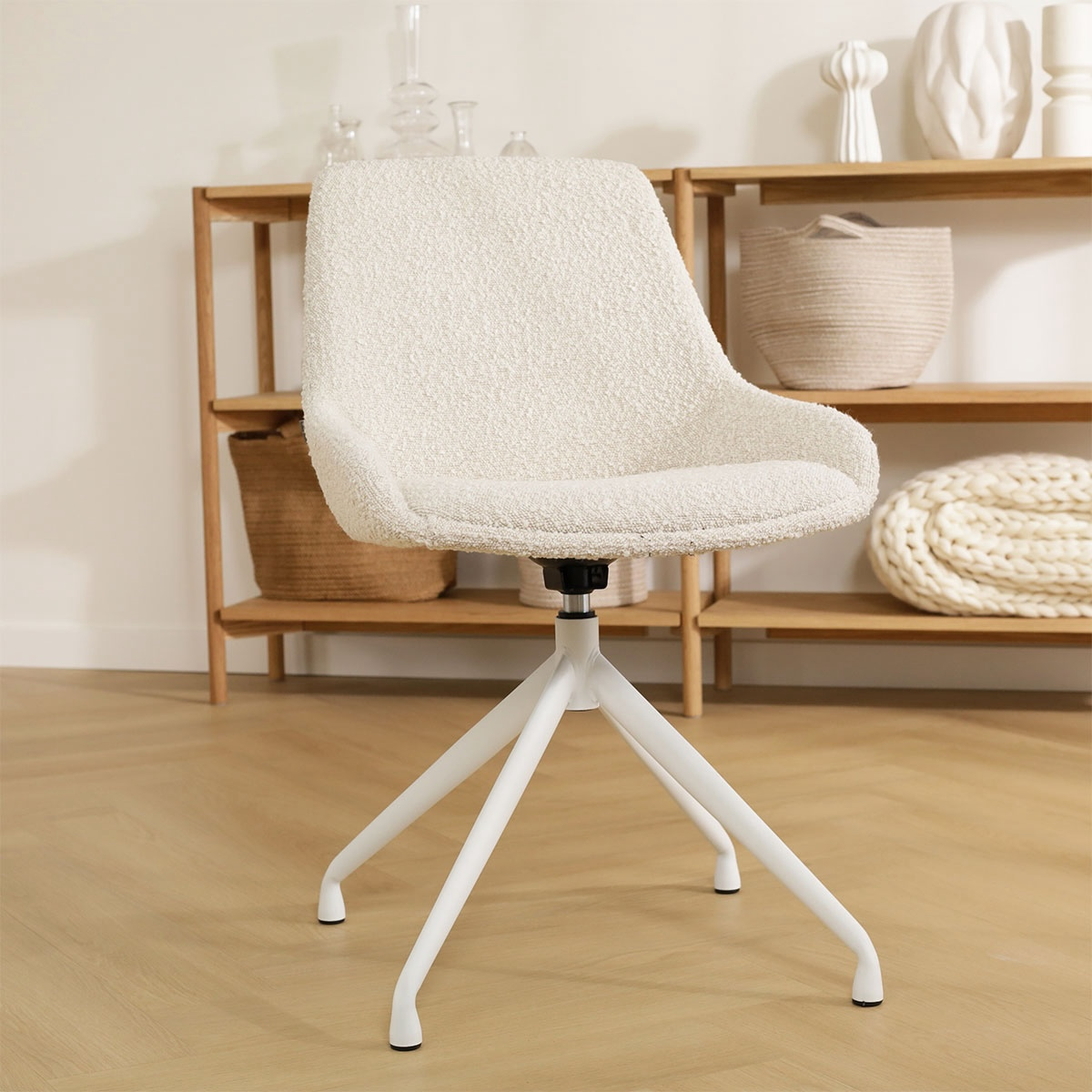 Eetkamerstoel Nola-Isa bouclé beige - wit onderstel