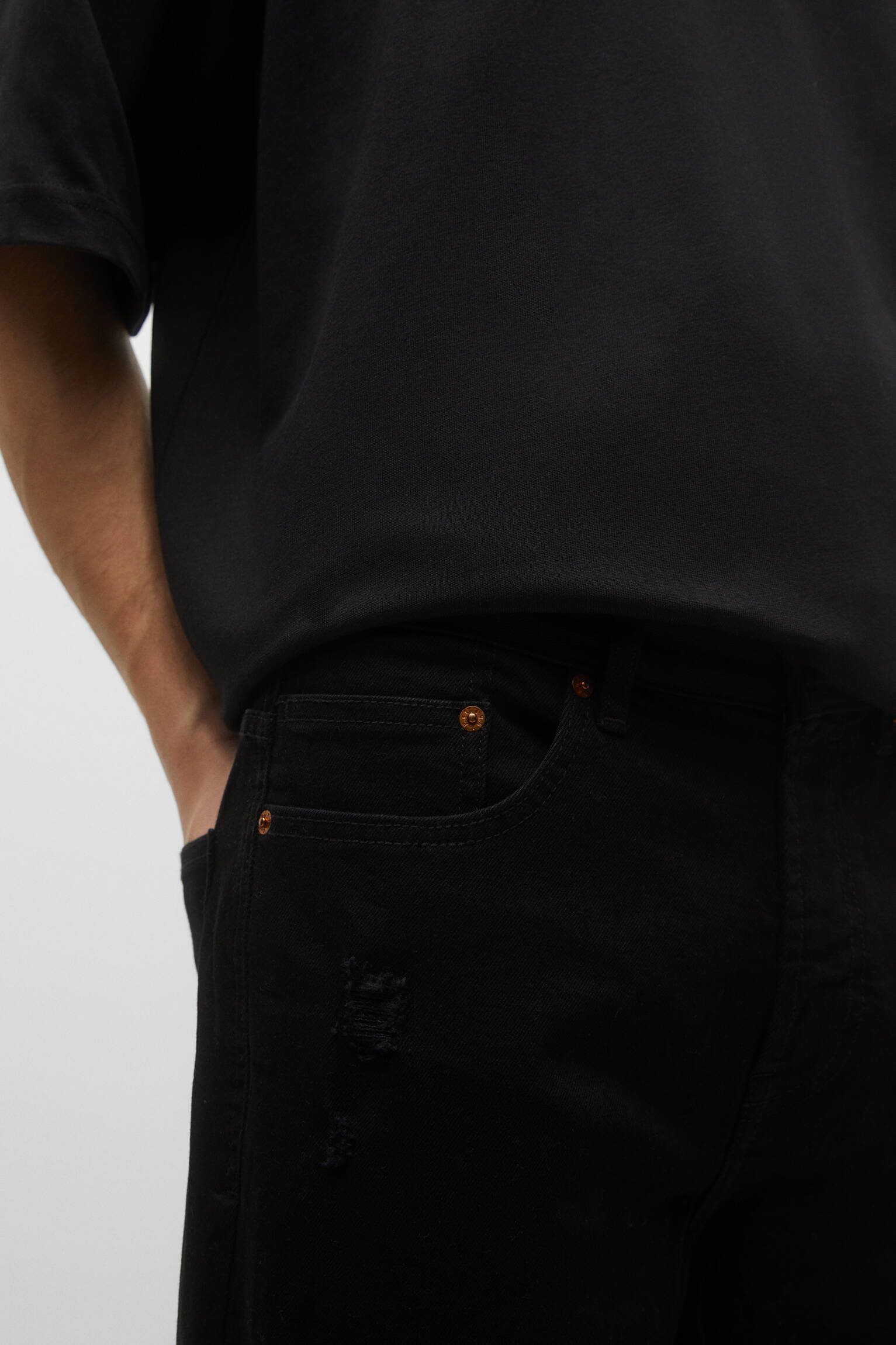 Bermuda jeans rasgada de corte justo - Preta