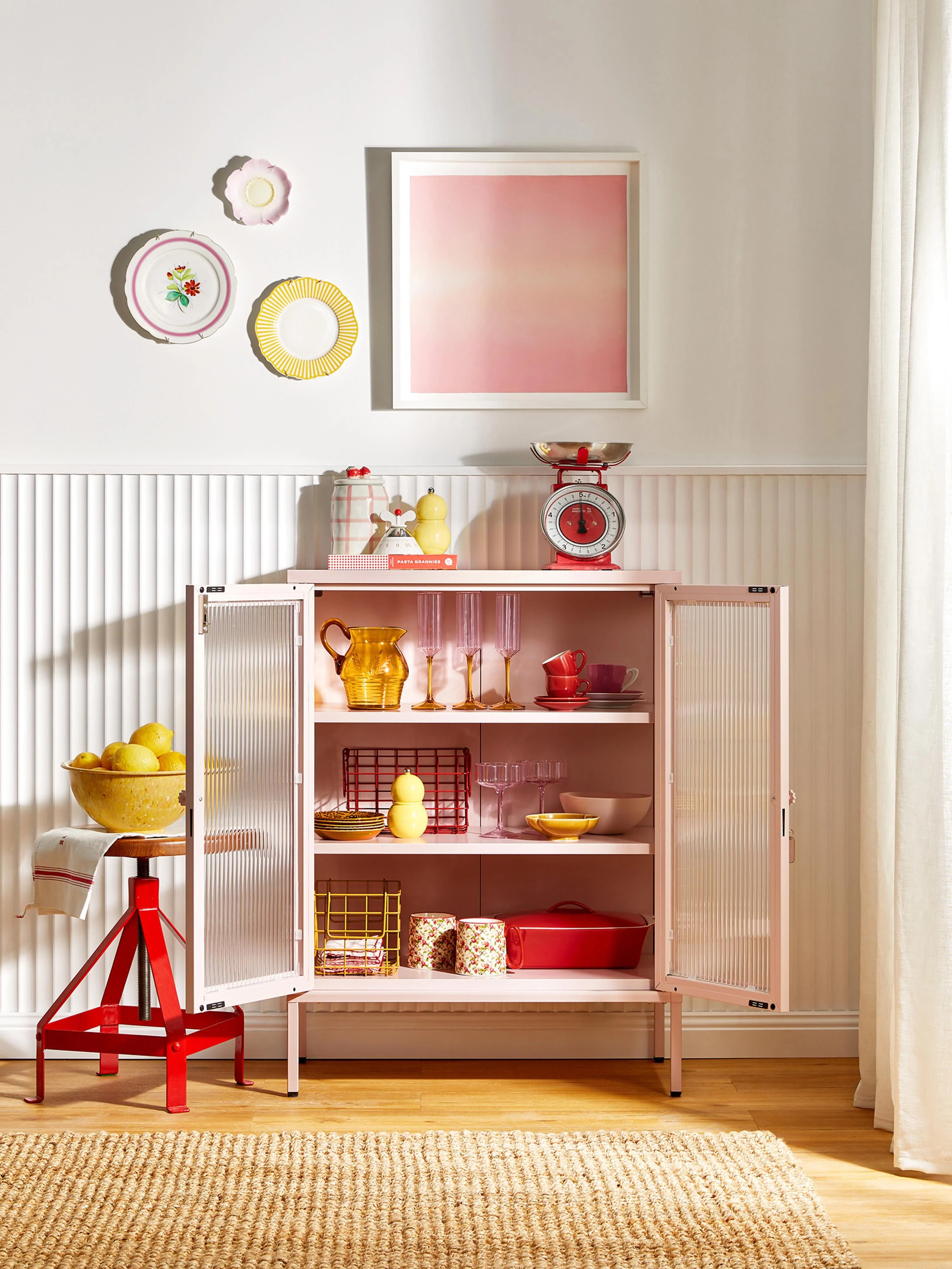 Metalen vitrinekast The Mixer met geribbeld glas
