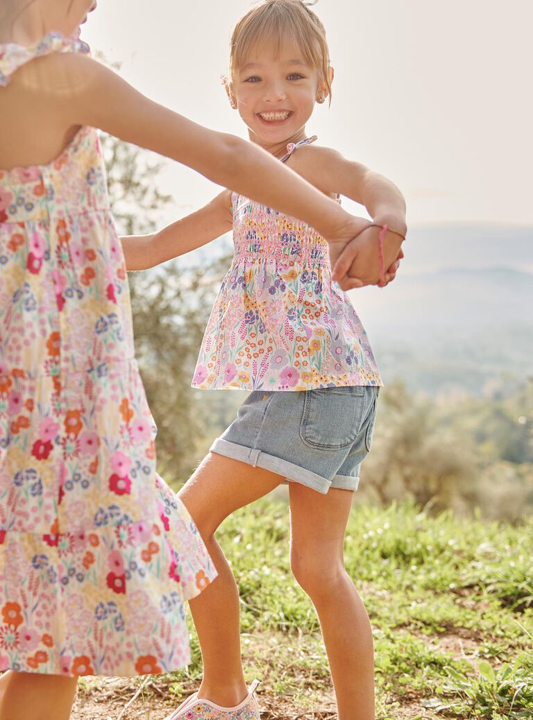 Short en jean bleu à motif fleurs