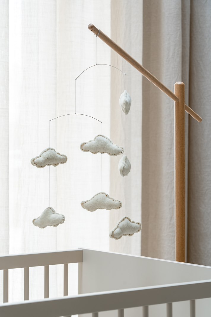 Cloud Babyuro Babyuro med skyer. Festes på stativ (selges separat). Kombiner med Shiko white noise-høytaler.