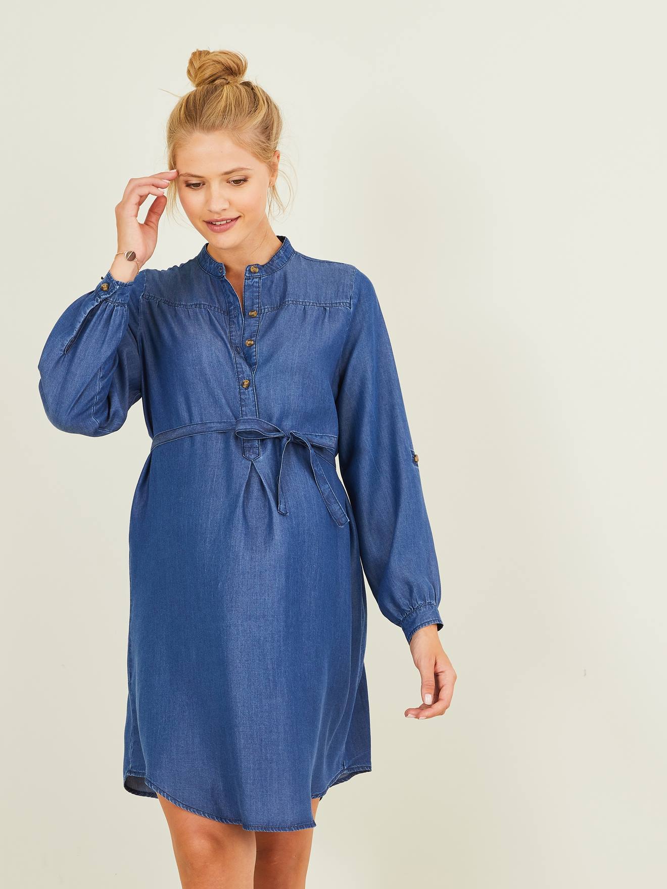 Vestido de maternidade em jeans azul escuro de lavagem clara