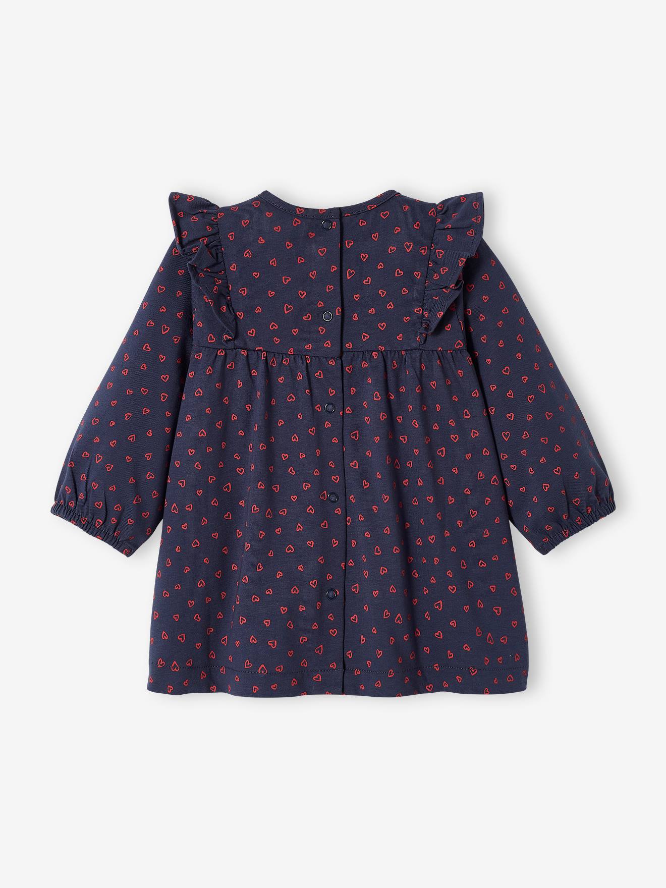 Vestido de tricô com babados, maquiagem rosa bebê