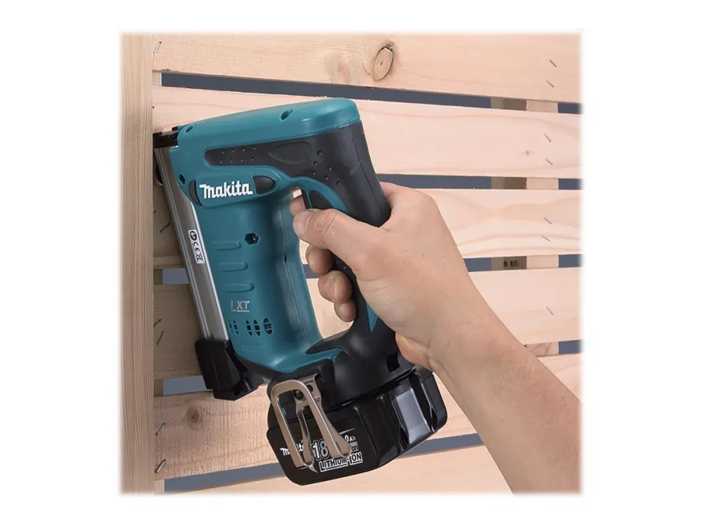 Makita DST221 - Hæfteklammepistol - ledningfri - intet batteri - 18 V - SOLO