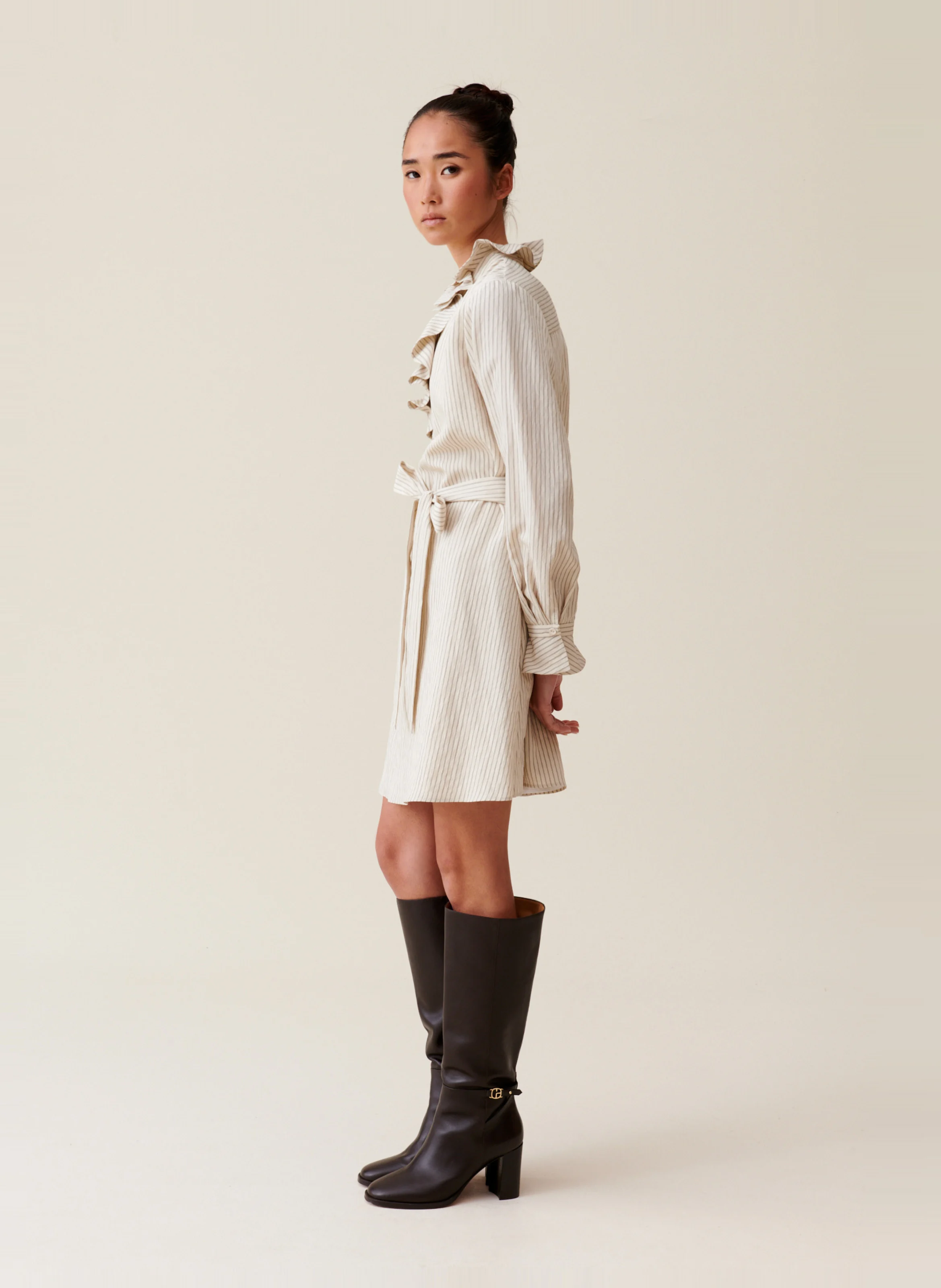 Robe courte col volanté rayée | Beige