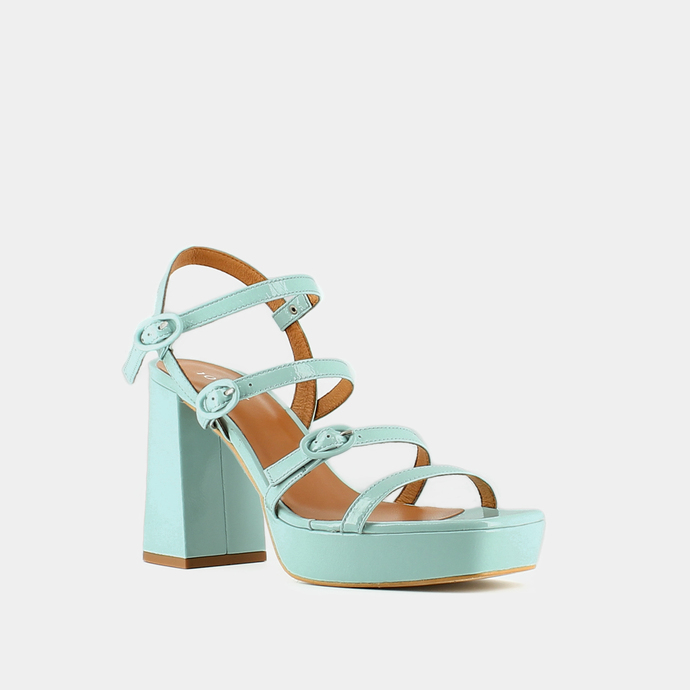 Sandales à brides et bouts carrés  en vernis plissé turquoise