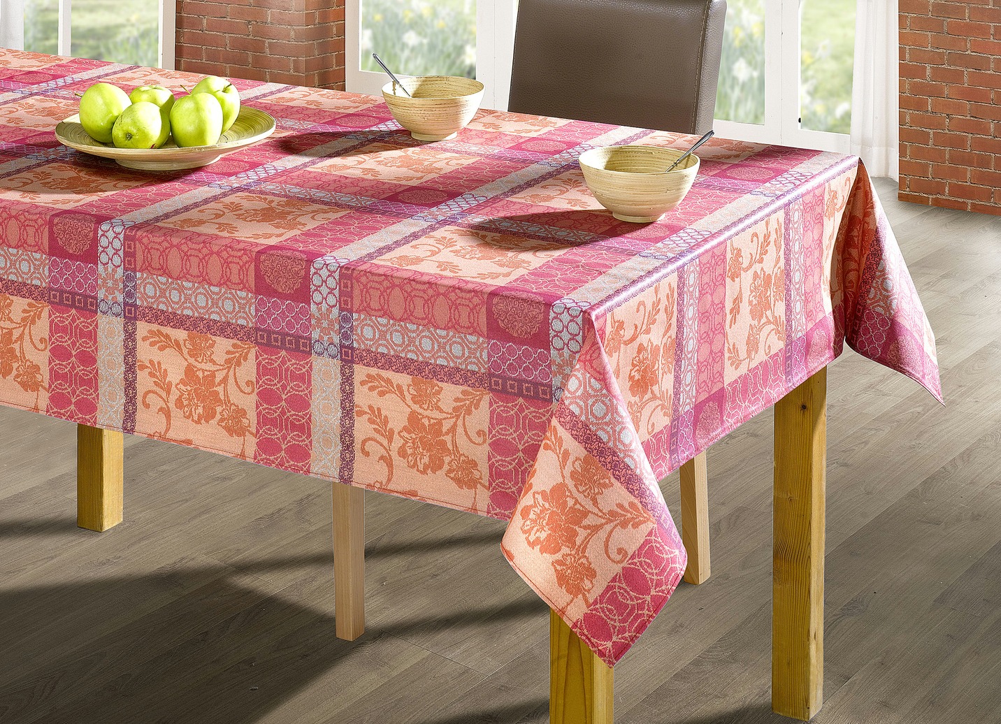 Pflegeleichte Tischdecke aus 100% Baumwolle