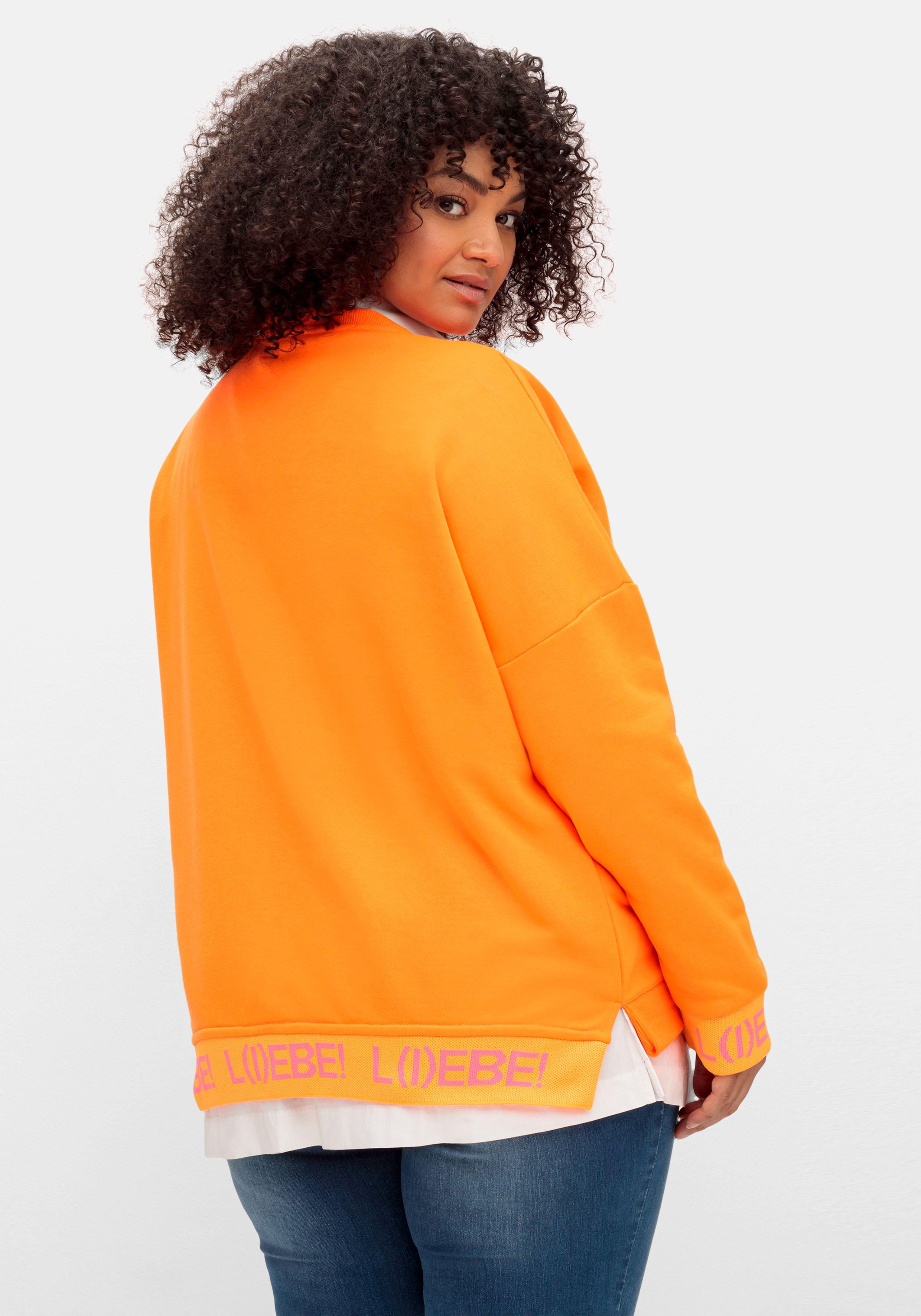Sweatshirt mit Wordingprints und V-Ausschnitt