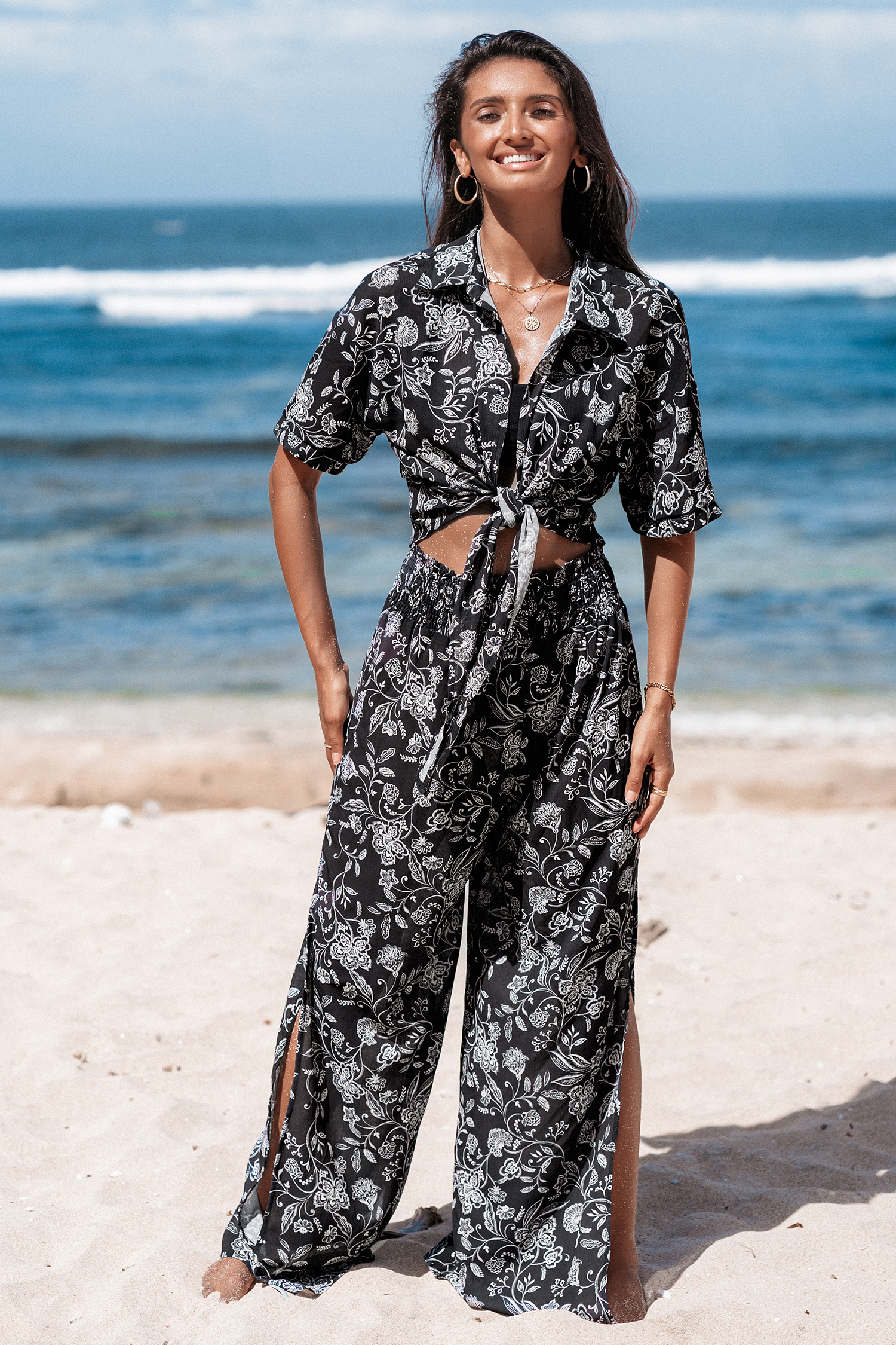 Pantalon cover up fleuri avec taille à smocks noir