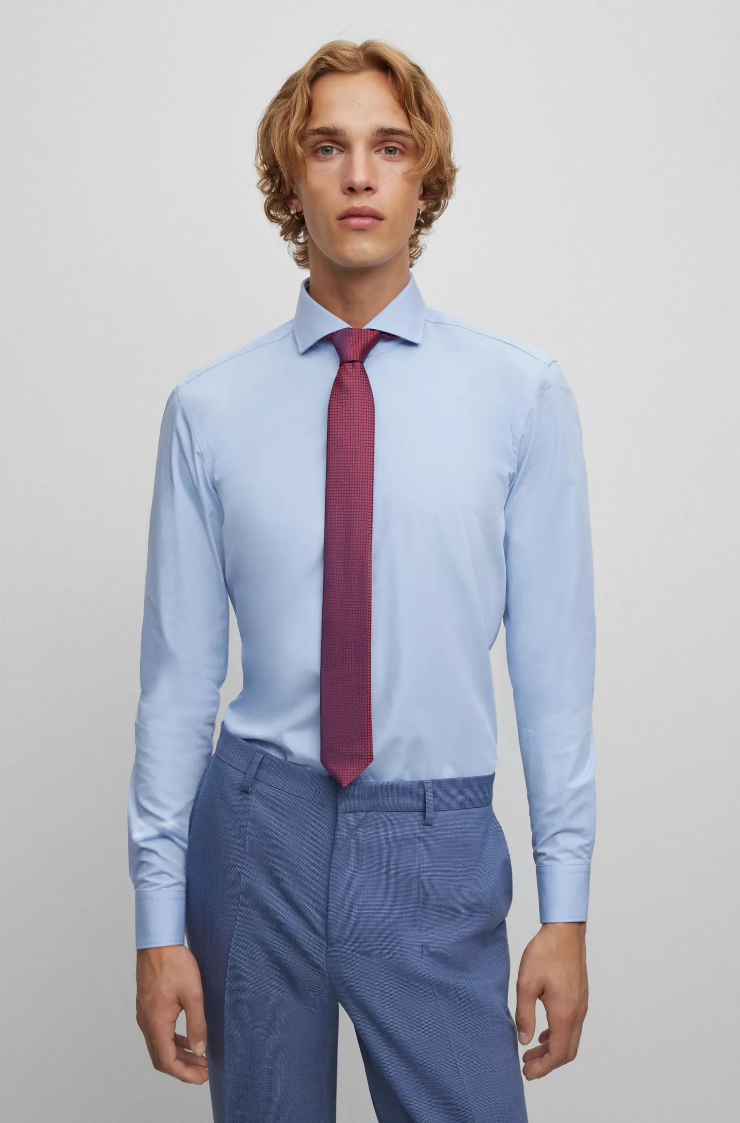 Gravata HUGO em jacquard de seda vermelha com microestampa.