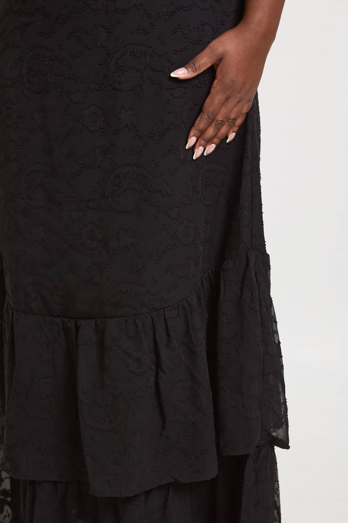 boohoo Robe Maxi Grande Taille À Motif Floral Dévoré Et Ourlet À Volants