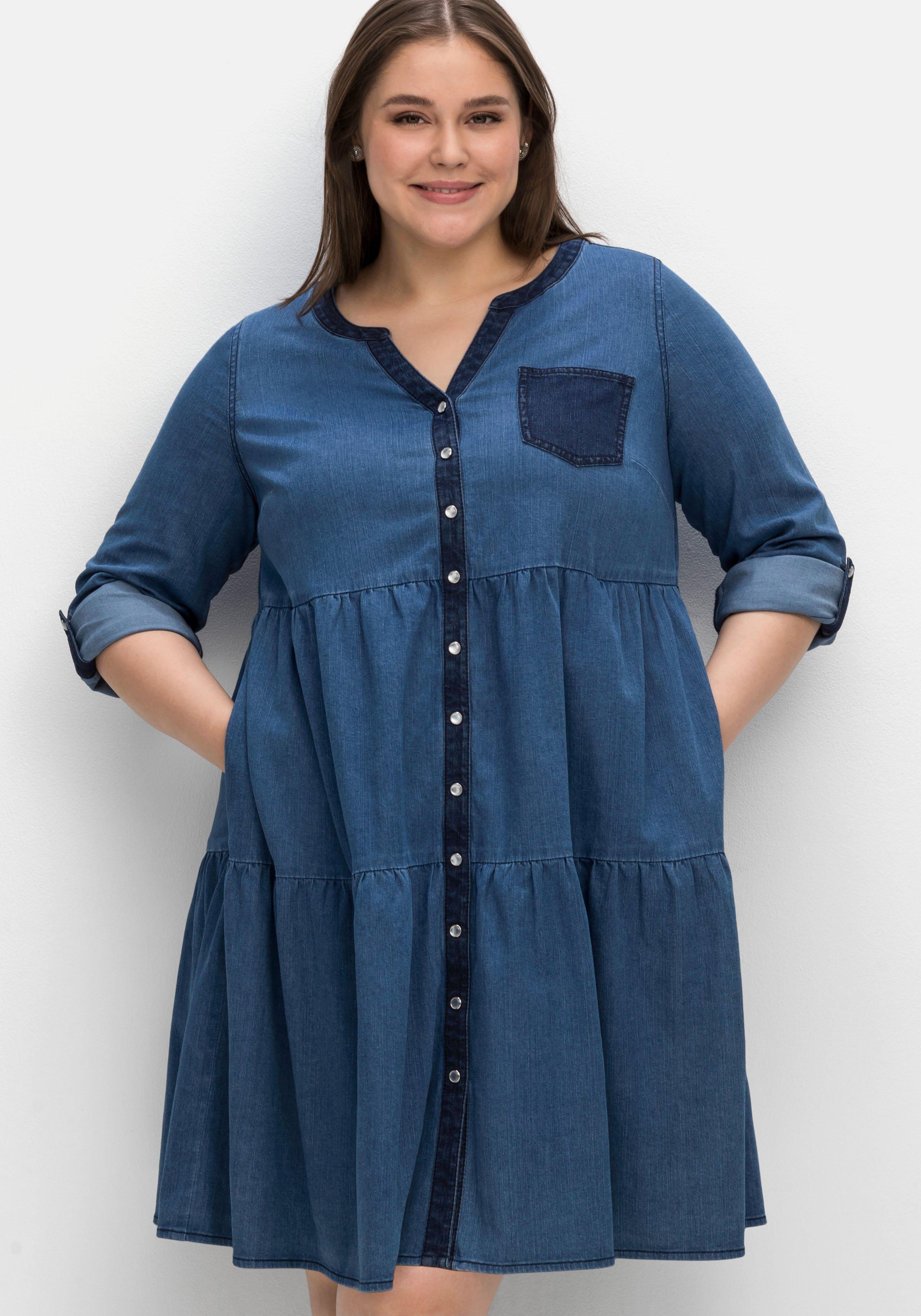 Gestuftes Jeanskleid mit Kontrastdetails