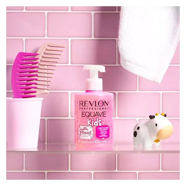 Revlon Professional Equave Kids™ Shampoo Desembaraçante Hipoalergênico com Aroma de Morango 300ml