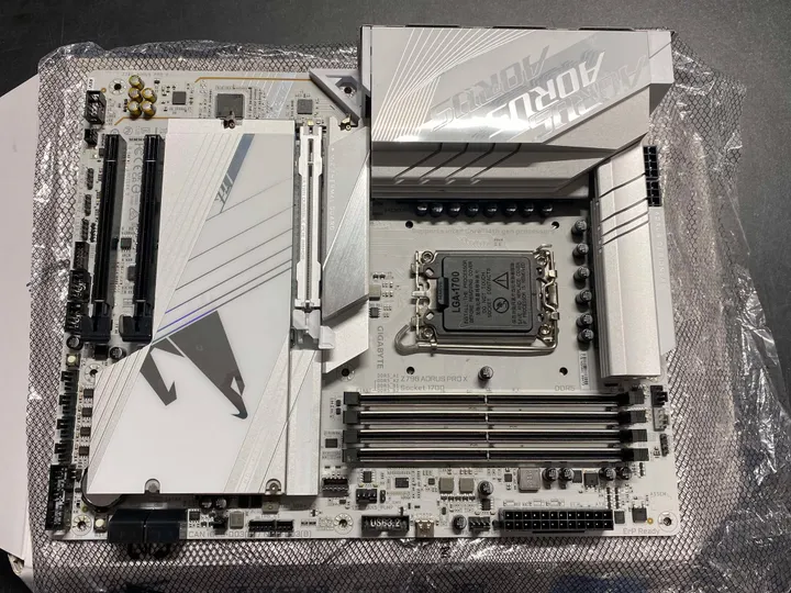 [OUTLET] - Gigabyte Z790 AORUS PRO X - Bundkort - ATX - LGA1700 sokkel - Z790 Chipset - USB 3.2 Gen 1, USB 3.2 Gen 2, USB-C 3.2 Gen2, USB-C 3.2 Gen 2x2 - 5 Gigabit Ethernet, Bluetooth, Wi-Fi 7 - onboard grafik (CPU påkrævet) - HD Audio (8-kanaler)