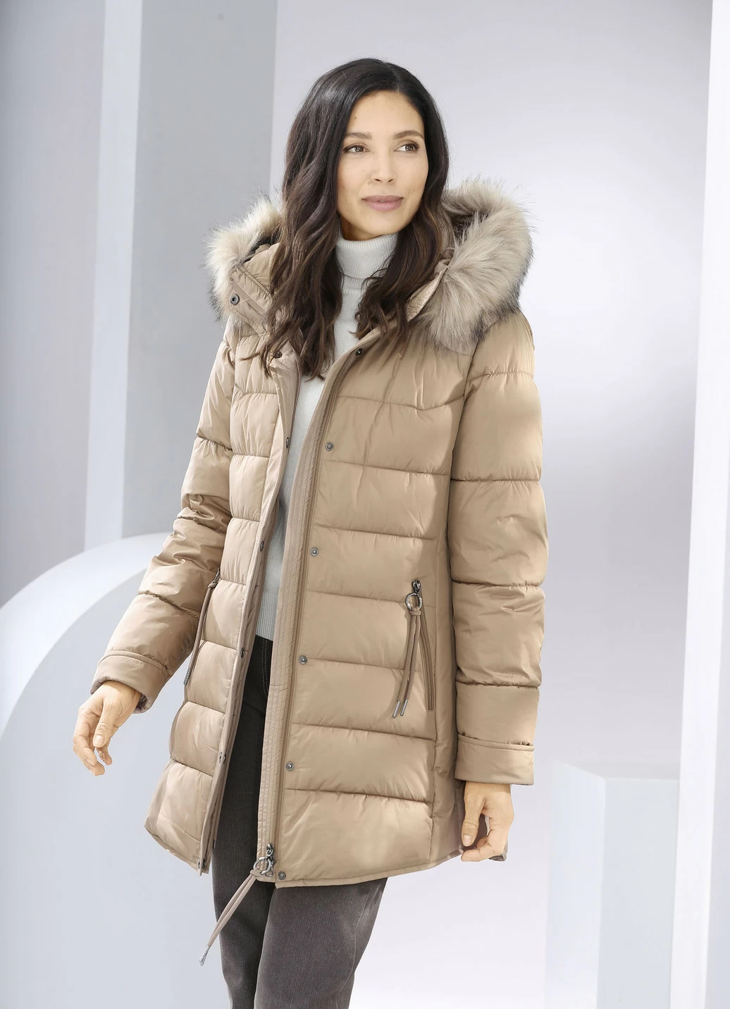 Funktionsjacke mit figurfreundlicher Längssteppung seitlich