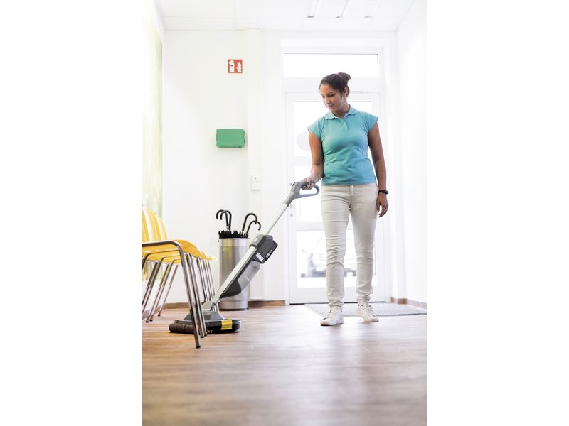 Kärcher Professional Akku-Scheuersaugmaschine BR 30/1 C Bp, Kompakte Akku-Scheuersaugmaschine für die hygienische Unterhaltsreinigung und Bodendesinfektion auf kleinen Flächen