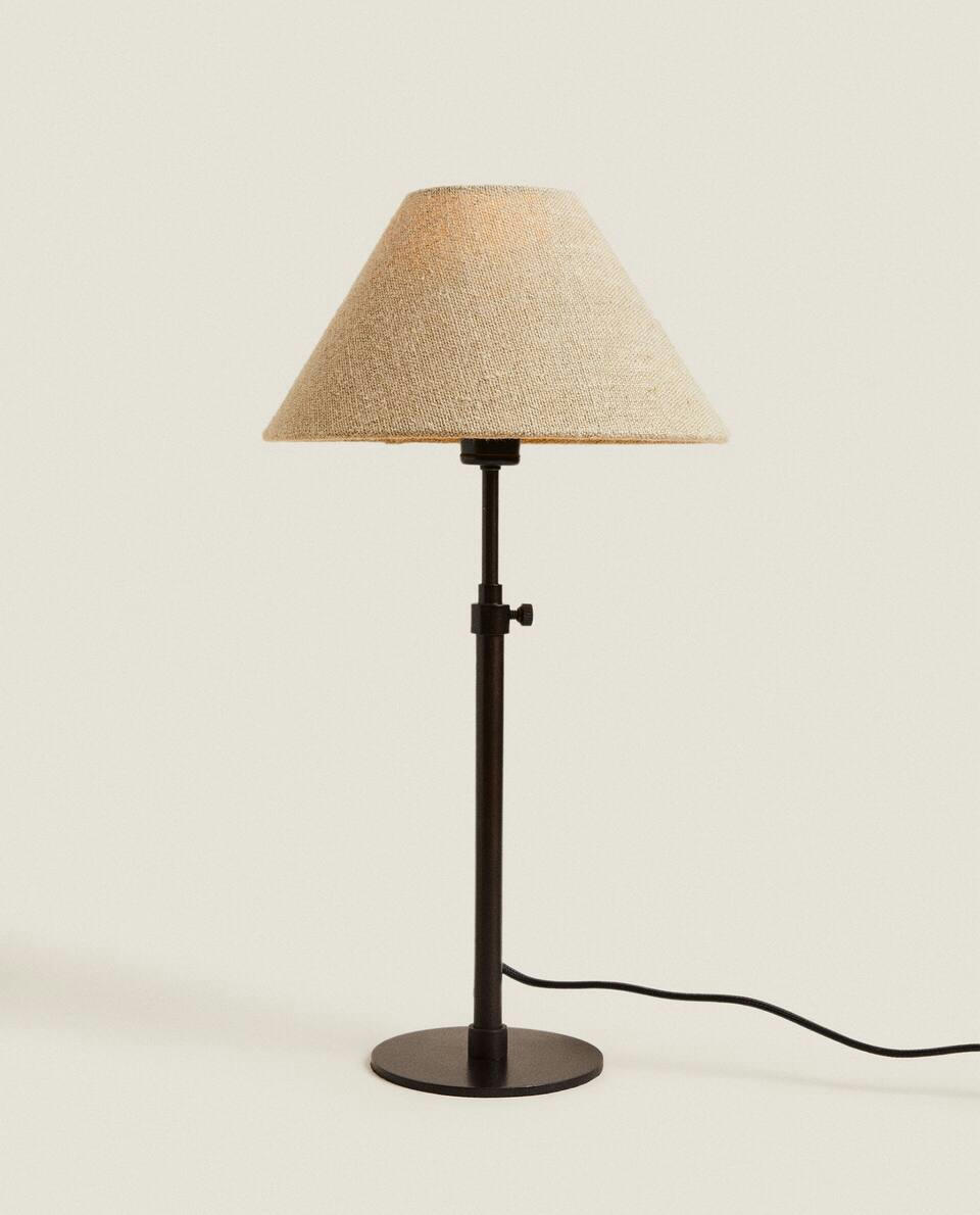 LUMINÁRIA COM BASE DE METAL E CÚPULA DE LINHO