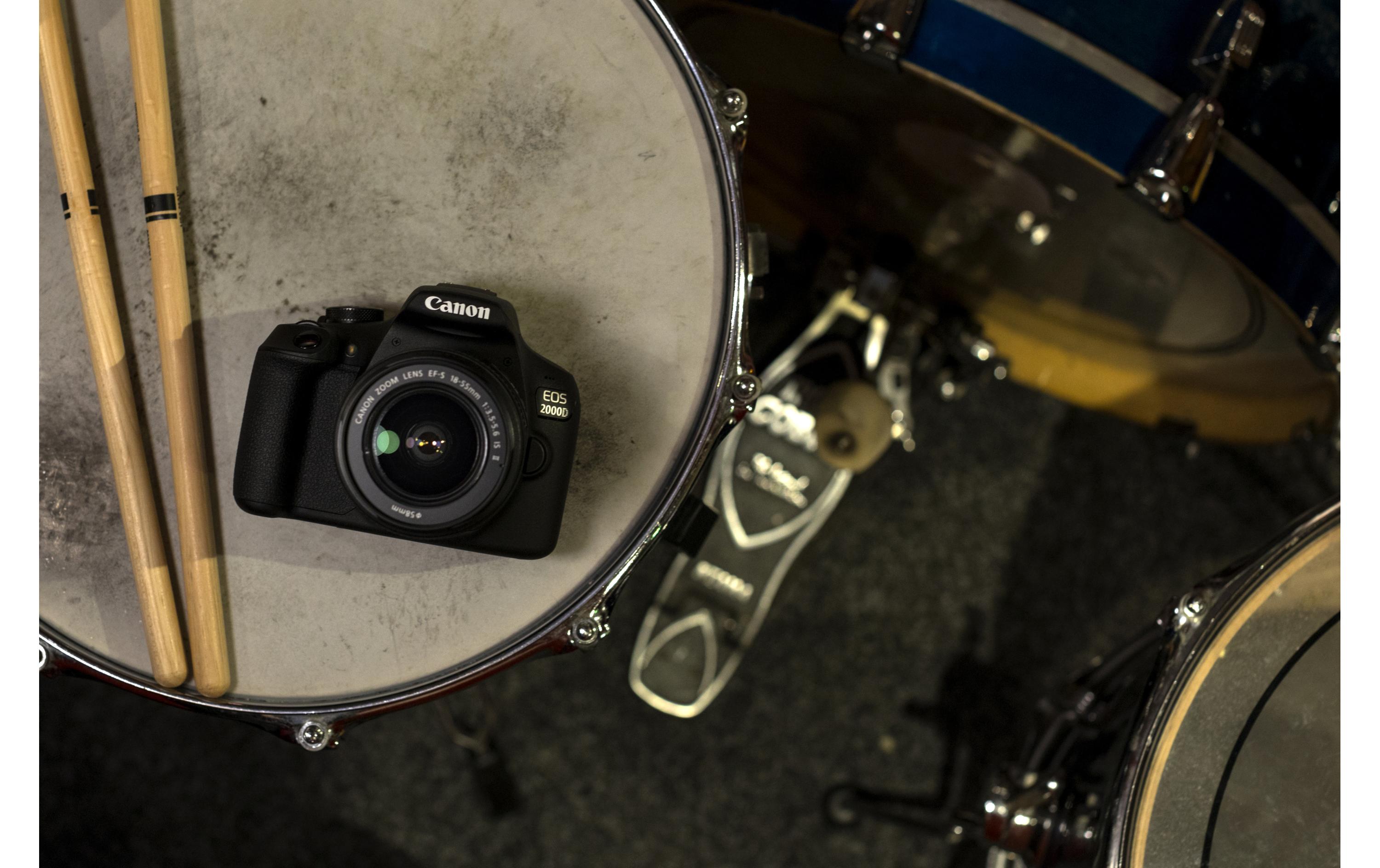 Fotokamera EOS 2000D Kit 18-55 plus 2 Akkus LP-E10<br>Einsteiger-DSLR mit APS-C Sensor