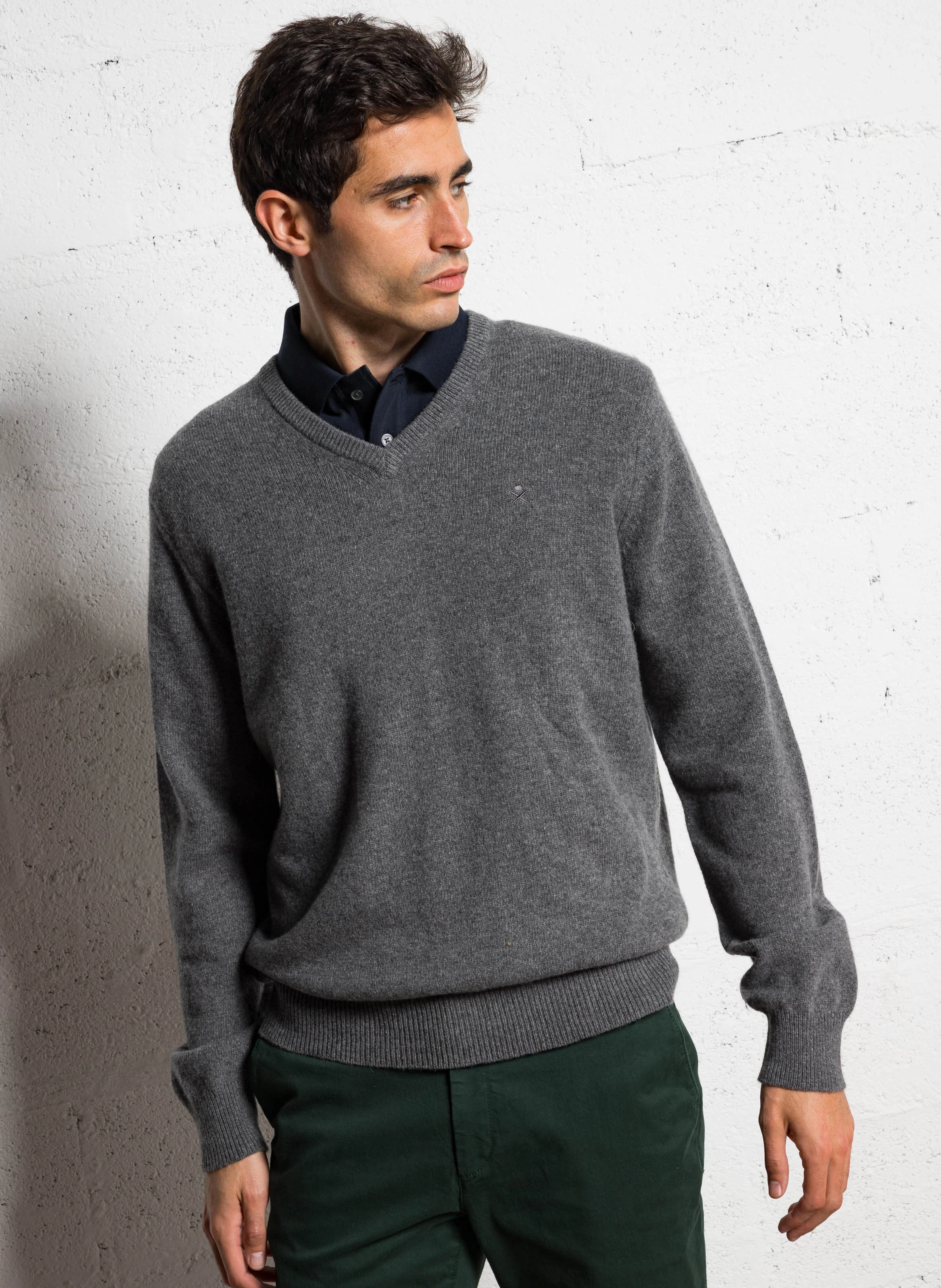 Pull regular-fit col V brodé en laine | Gris