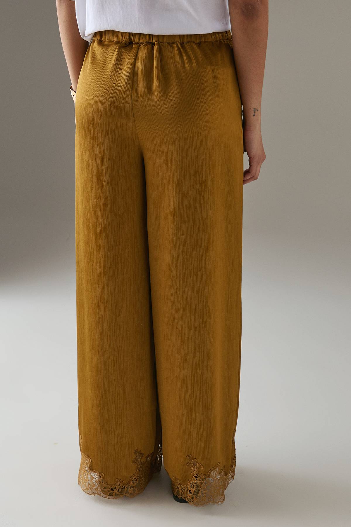 Warehouse Pantalon Large Taille Haute en Satin avec Insertion de Dentelle