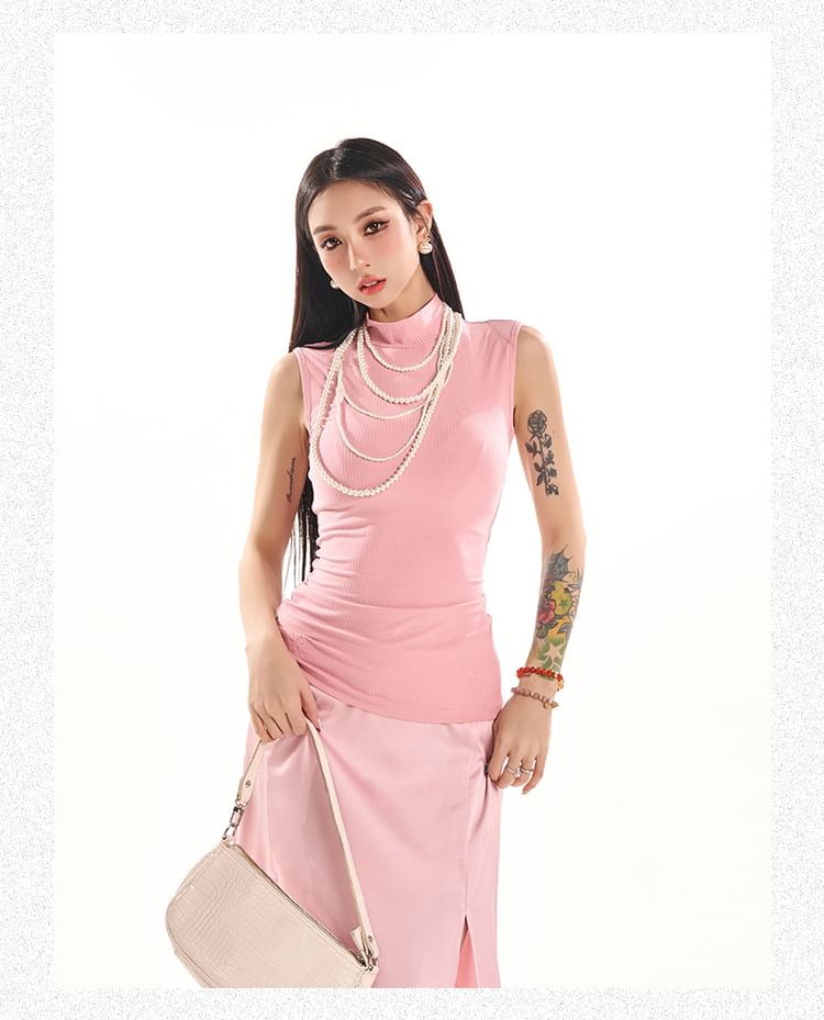 KUMI - Slim fit tanktop met opstaande kraag en vlinderborduursel