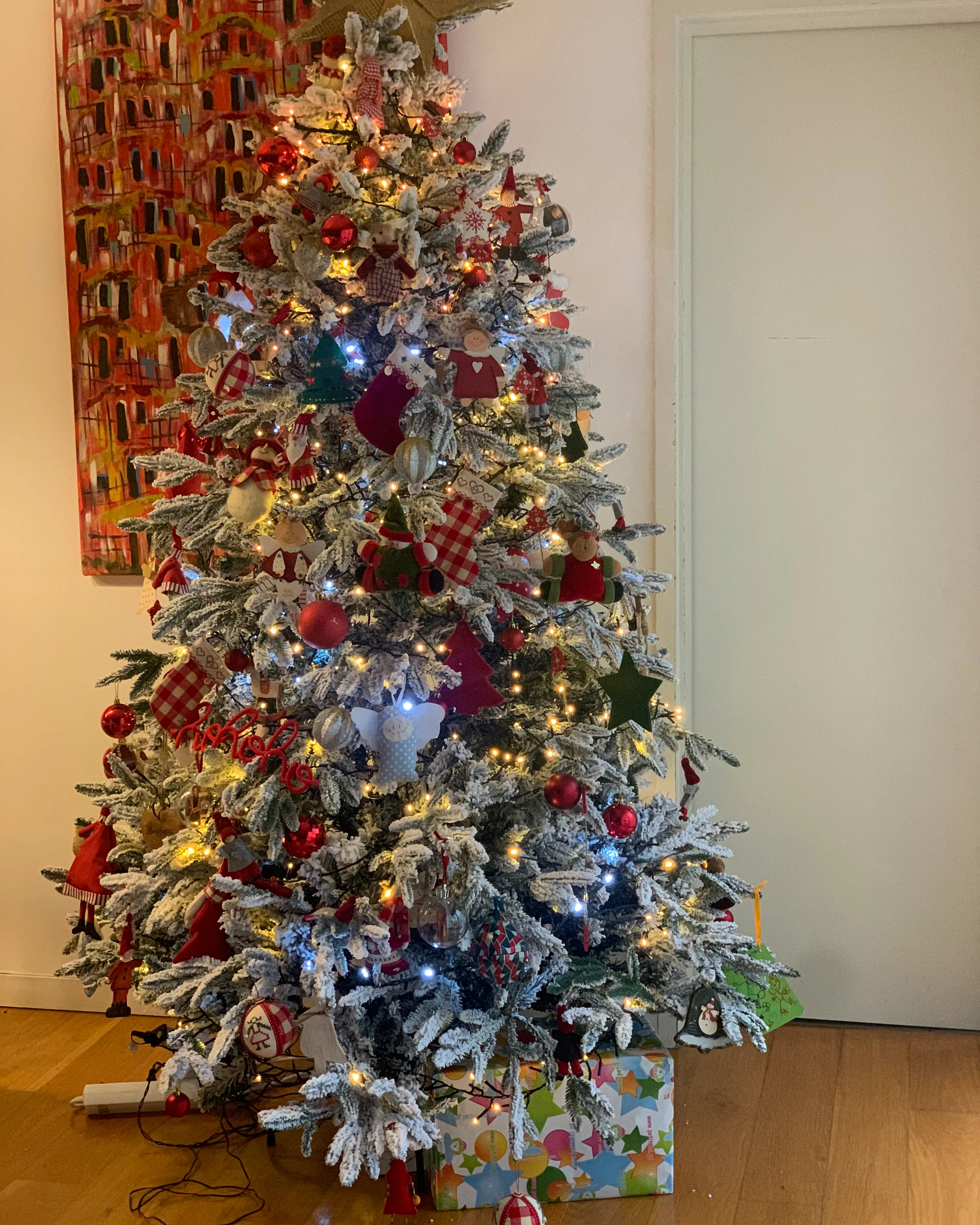 Besneeuwde kunstkerstboom BASSIE 210 cm Wit
