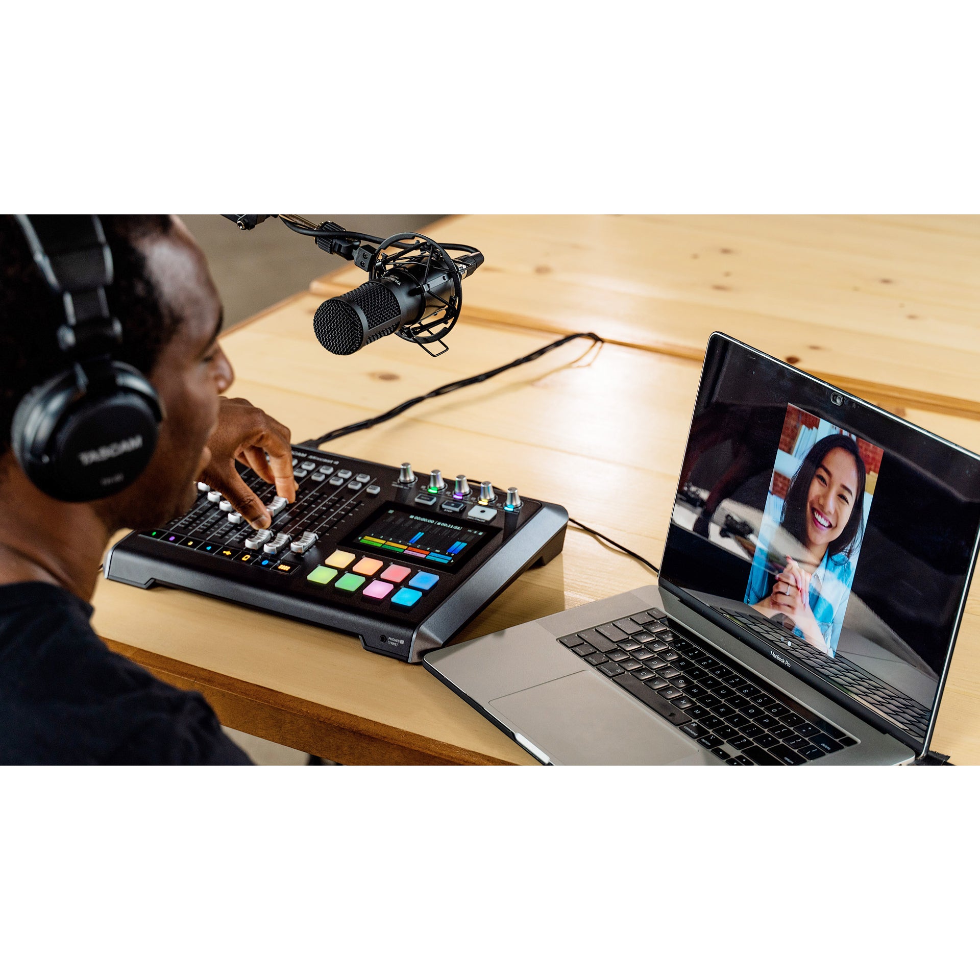 Tascam Mixcast 4 podcast recording console