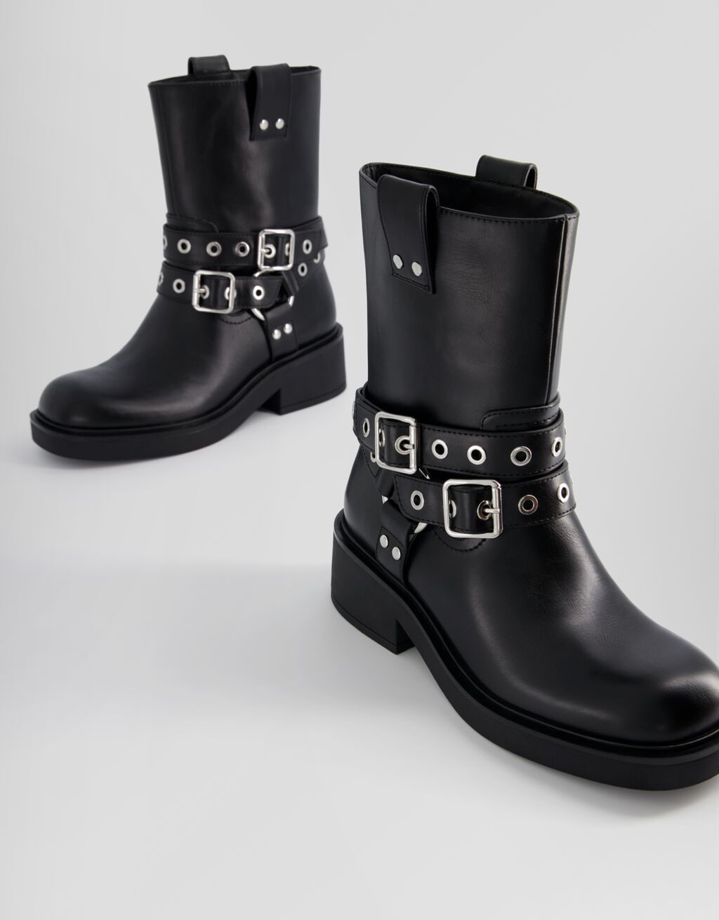 Botas de cano curto estilo motociclista com detalhes de fivela
