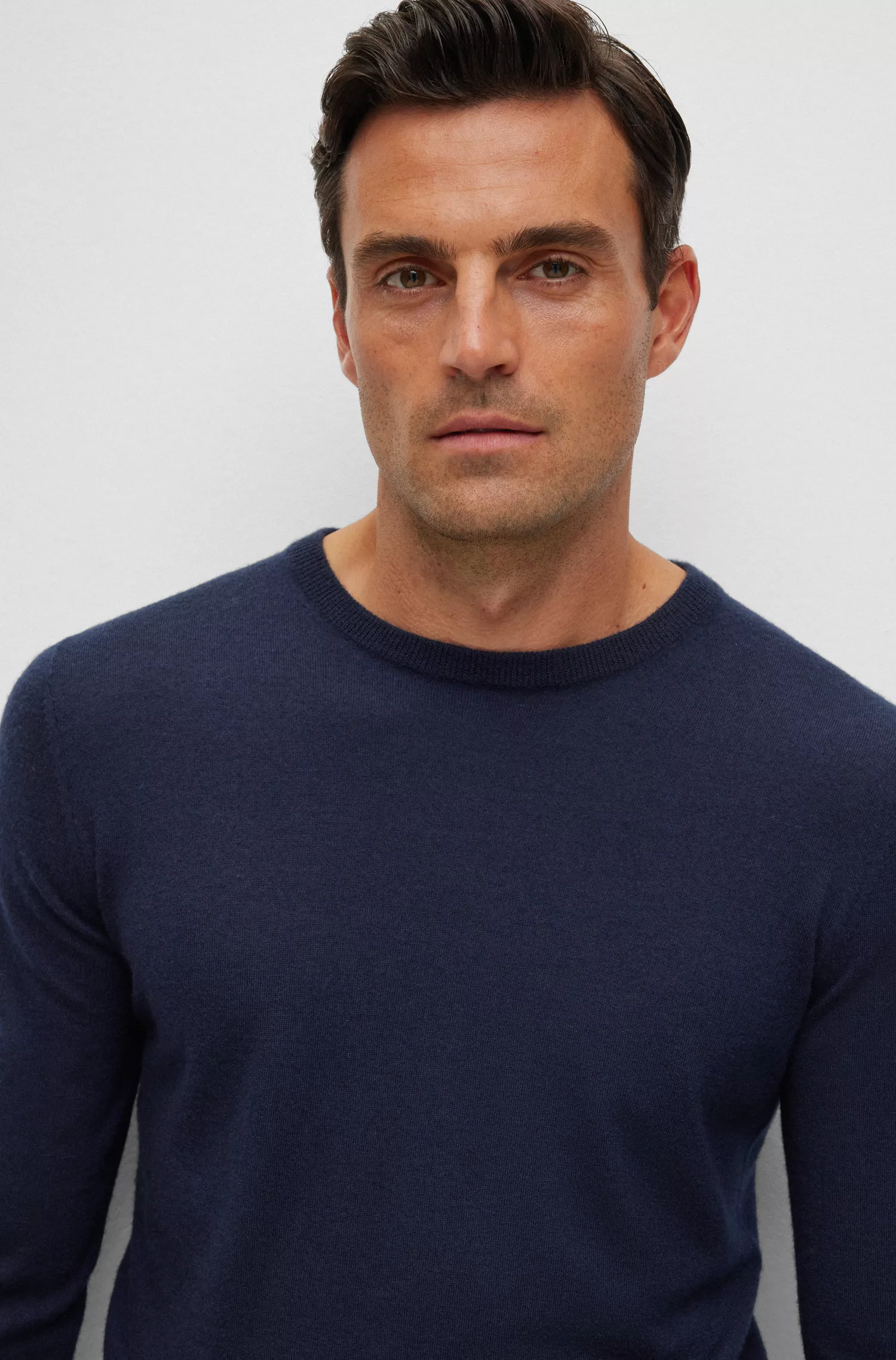 Suéter BOSS cor camelo, corte regular, em cashmere.