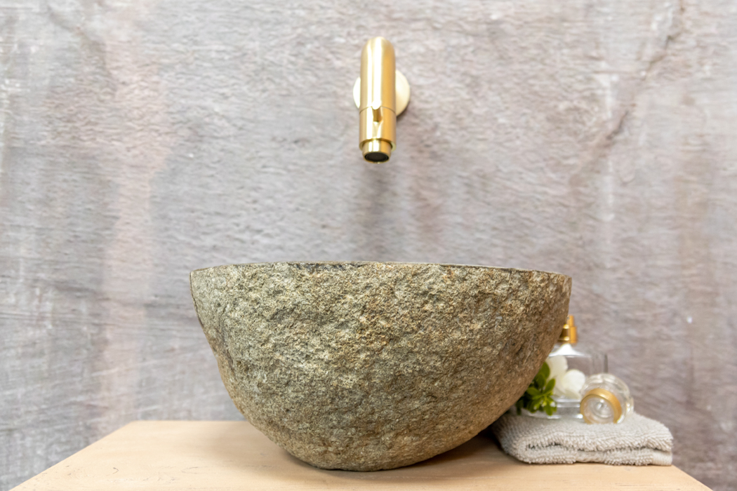 Saniclear Seba fonteinset met eiken plank, rivierstenen waskom en gouden kraan voor in het toilet