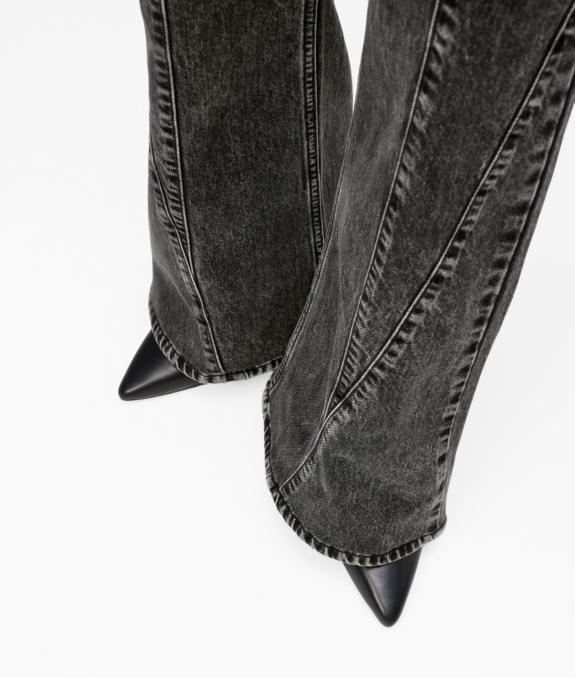 High-waisted jeans met naad en wijde pijpen