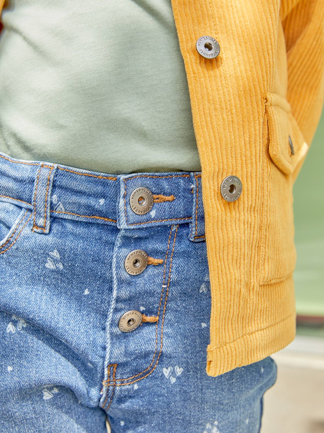 Calça jeans reta com detalhes desgastados, para menina, lavagem azul média