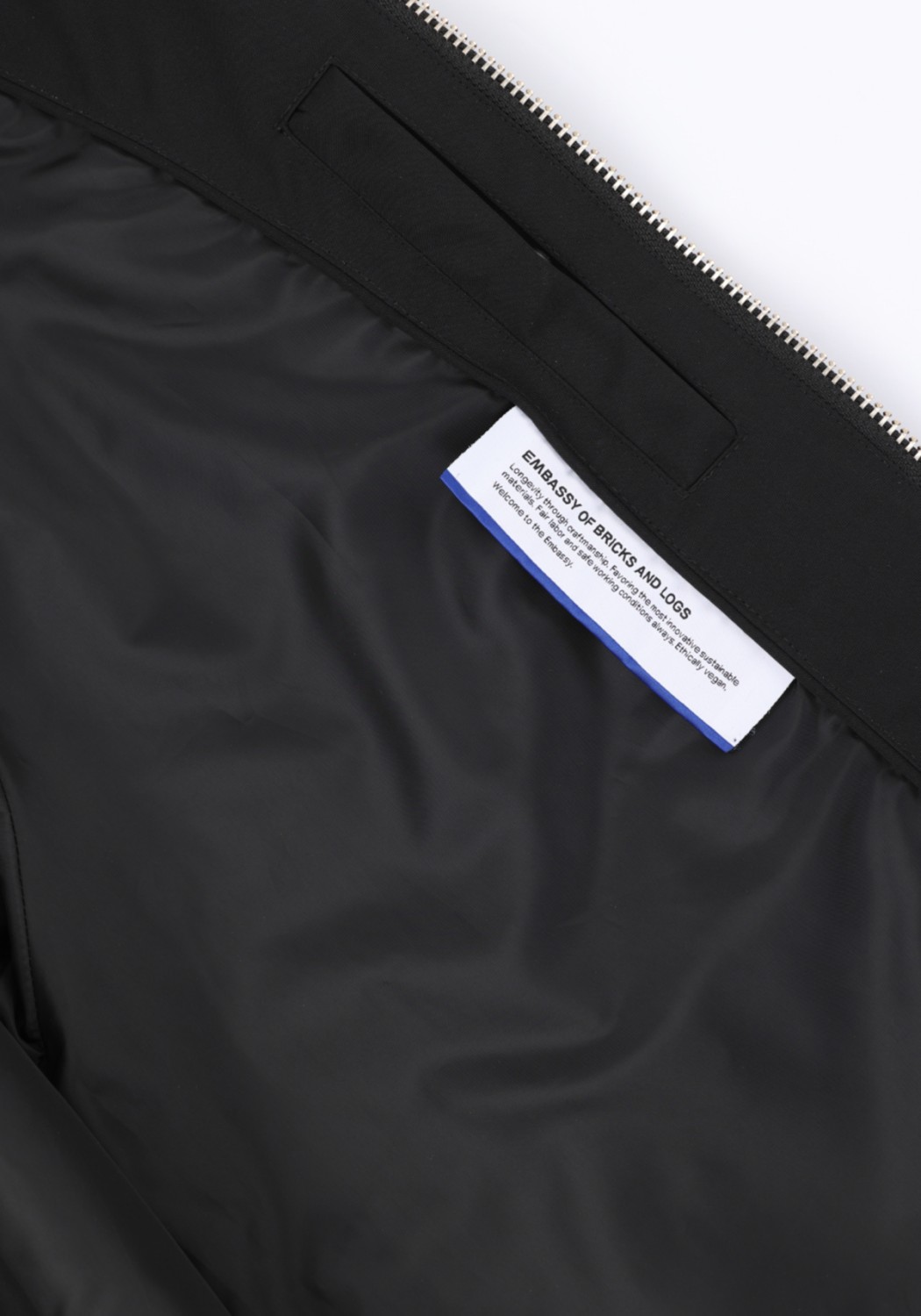 Embassy of Bricks and Logs Short-Parka Swara Black